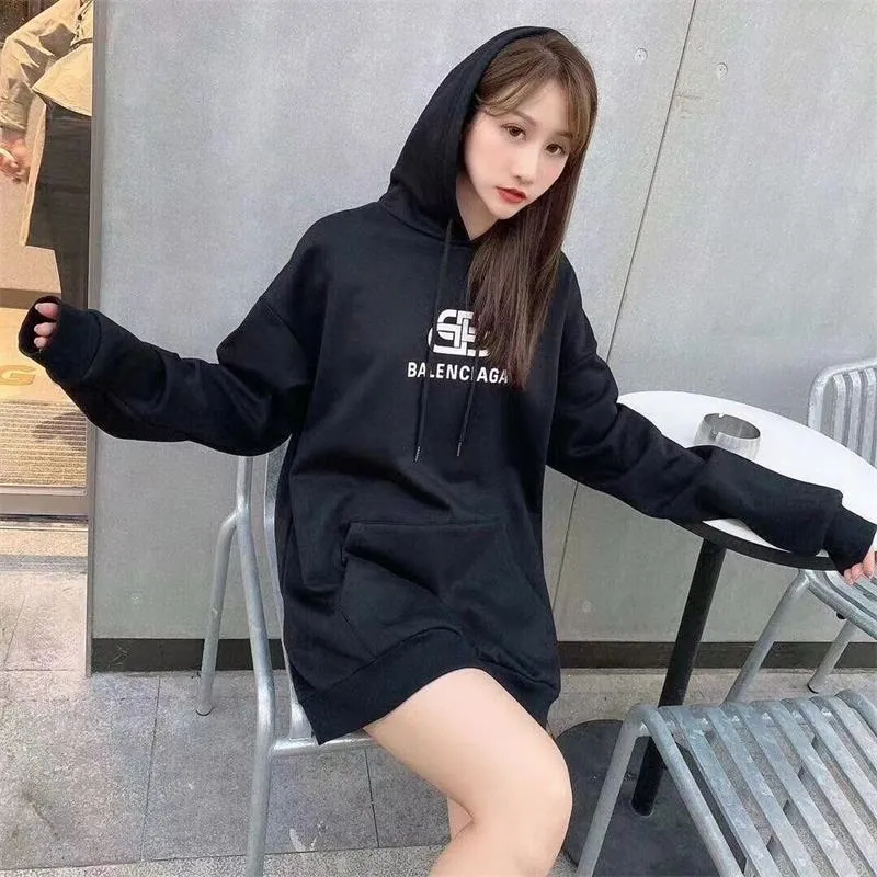 ♻️💯Refer to the model picture for the upper body❤️【New color】Top tested version Balenciaga BALENCIAGA lock printed male and female couple star same style autumn and winter pure cotton hooded sweatshirt - full set of 1:1 customized original accessories packaging (with logo Sydney paper + new moderator mark + water washing + original hang tag) The whole sweatshirt is made of 460 grams of pure cotton large terry, and the wet weight can reach 480, which is full of thickness -Note⚠️This year’s Balenciaga hoodie has embroidered eyelets on the hood‼ ️Eliminating the previous hardware eyes, this is also a detail that distinguishes low-end versions on the market‼ ️The whole piece of clothing, hat rope, thread, and fabric are produced in the same vat with 0 color difference - imported elliptical machine printing is used. Each printing is neatly aligned and the overall printing has no edges. I make every piece of clothing with conscience and strive for excellence in every link. Just to sell a piece of clothing and retain a customer. Although our products are a little more expensive than others, the expensive money is kept in the clothes and is definitely not imported into my pocket.  Color: Black Size: XS-L P:430