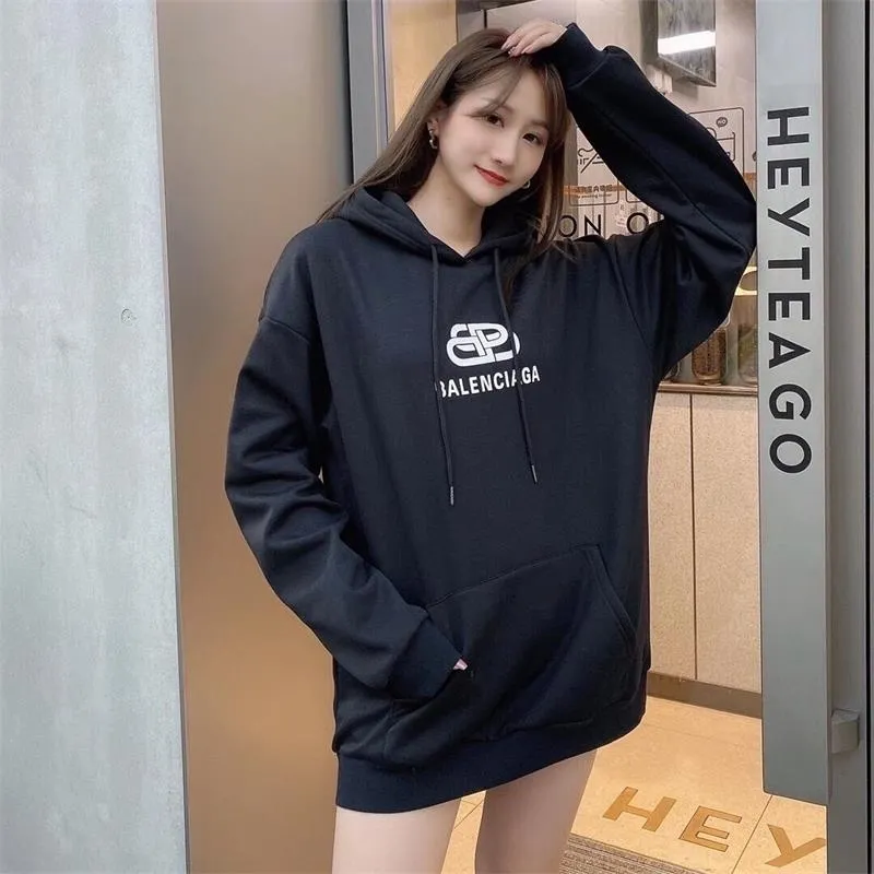 ♻️💯Refer to the model picture for the upper body❤️【New color】Top tested version Balenciaga BALENCIAGA lock printed male and female couple star same style autumn and winter pure cotton hooded sweatshirt - full set of 1:1 customized original accessories packaging (with logo Sydney paper + new moderator mark + water washing + original hang tag) The whole sweatshirt is made of 460 grams of pure cotton large terry, and the wet weight can reach 480, which is full of thickness -Note⚠️This year’s Balenciaga hoodie has embroidered eyelets on the hood‼ ️Eliminating the previous hardware eyes, this is also a detail that distinguishes low-end versions on the market‼ ️The whole piece of clothing, hat rope, thread, and fabric are produced in the same vat with 0 color difference - imported elliptical machine printing is used. Each printing is neatly aligned and the overall printing has no edges. I make every piece of clothing with conscience and strive for excellence in every link. Just to sell a piece of clothing and retain a customer. Although our products are a little more expensive than others, the expensive money is kept in the clothes and is definitely not imported into my pocket.  Color: Black Size: XS-L P:430
