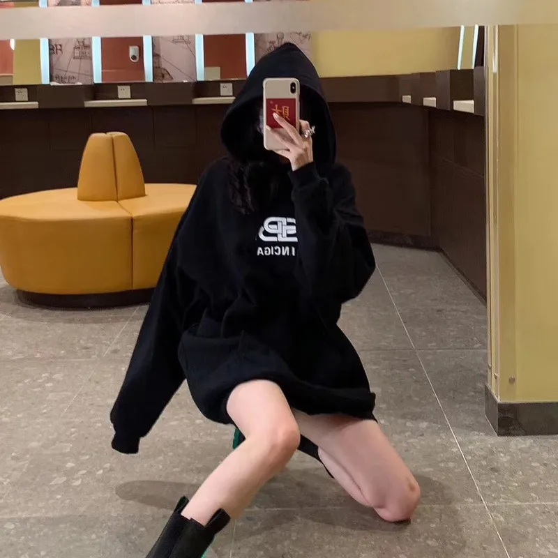 ♻️💯Refer to the model picture for the upper body❤️【New color】Top tested version Balenciaga BALENCIAGA lock printed male and female couple star same style autumn and winter pure cotton hooded sweatshirt - full set of 1:1 customized original accessories packaging (with logo Sydney paper + new moderator mark + water washing + original hang tag) The whole sweatshirt is made of 460 grams of pure cotton large terry, and the wet weight can reach 480, which is full of thickness -Note⚠️This year’s Balenciaga hoodie has embroidered eyelets on the hood‼ ️Eliminating the previous hardware eyes, this is also a detail that distinguishes low-end versions on the market‼ ️The whole piece of clothing, hat rope, thread, and fabric are produced in the same vat with 0 color difference - imported elliptical machine printing is used. Each printing is neatly aligned and the overall printing has no edges. I make every piece of clothing with conscience and strive for excellence in every link. Just to sell a piece of clothing and retain a customer. Although our products are a little more expensive than others, the expensive money is kept in the clothes and is definitely not imported into my pocket.  Color: Black Size: XS-L P:430