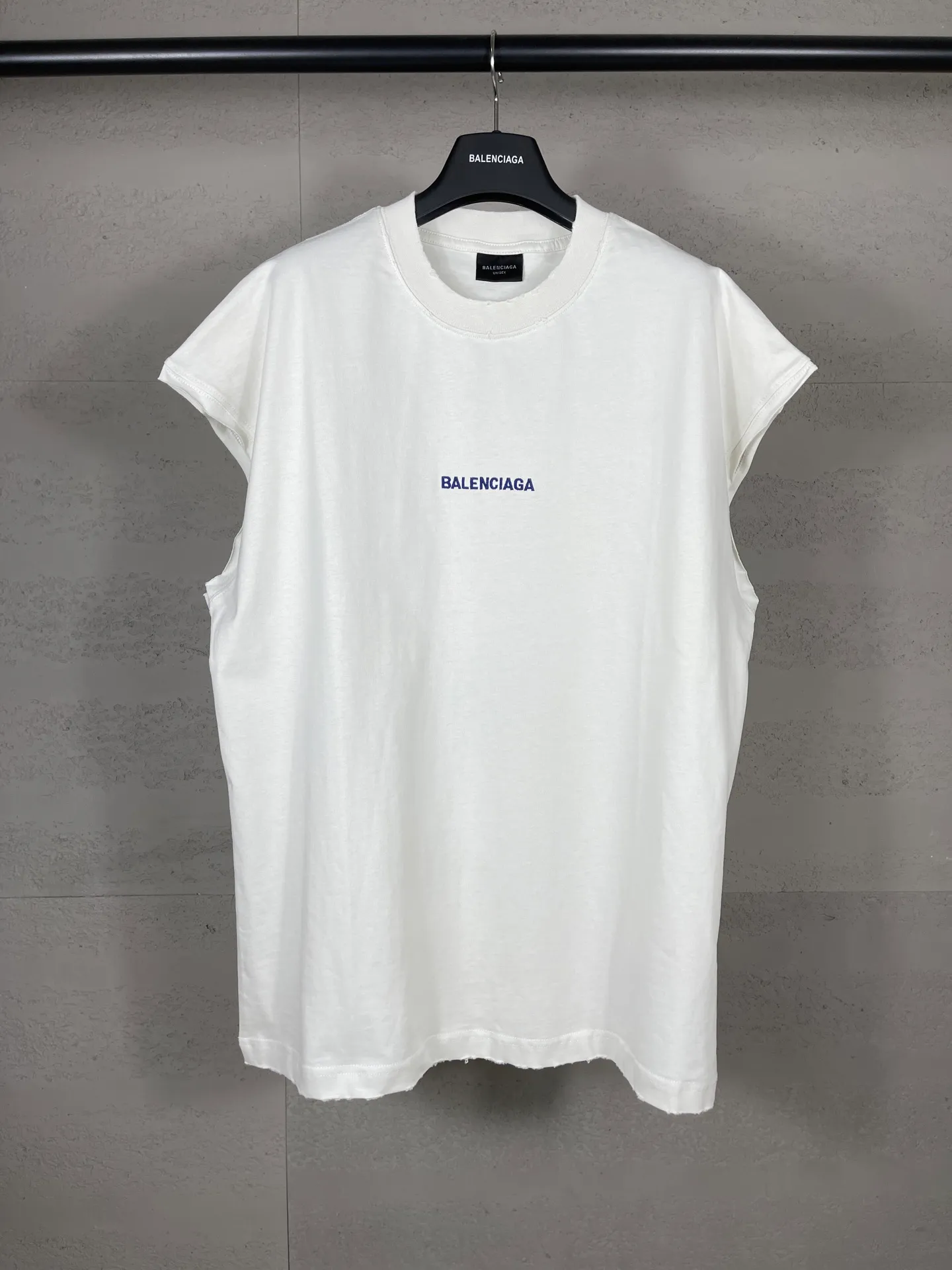 🅿️170 real photos [Top version. Official website quality] BALENCI*GA/25 new model. Distressed sleeveless T-shirt with Paris LOGO embroidery on the front and back #SS25 latest style. Research and development at the first time, different market currencies. Comparisons welcome. The fabric is made of Paris ZP custom-woven and dyed cotton double yarn. Weighing 260 grams, the cloth surface is clean. The cloth pattern is clear, soft and comfortable. The threads are dyed with no color difference. The embroidery is done with embroidery machines imported from Tajima, and the garments are washed and worn to make them look old. Jubie market currency. Welcome to compare. The version adopts OS loose shoulder design. Same style for men and women. Code: BL253695 Color: Beige Size: XS S M L