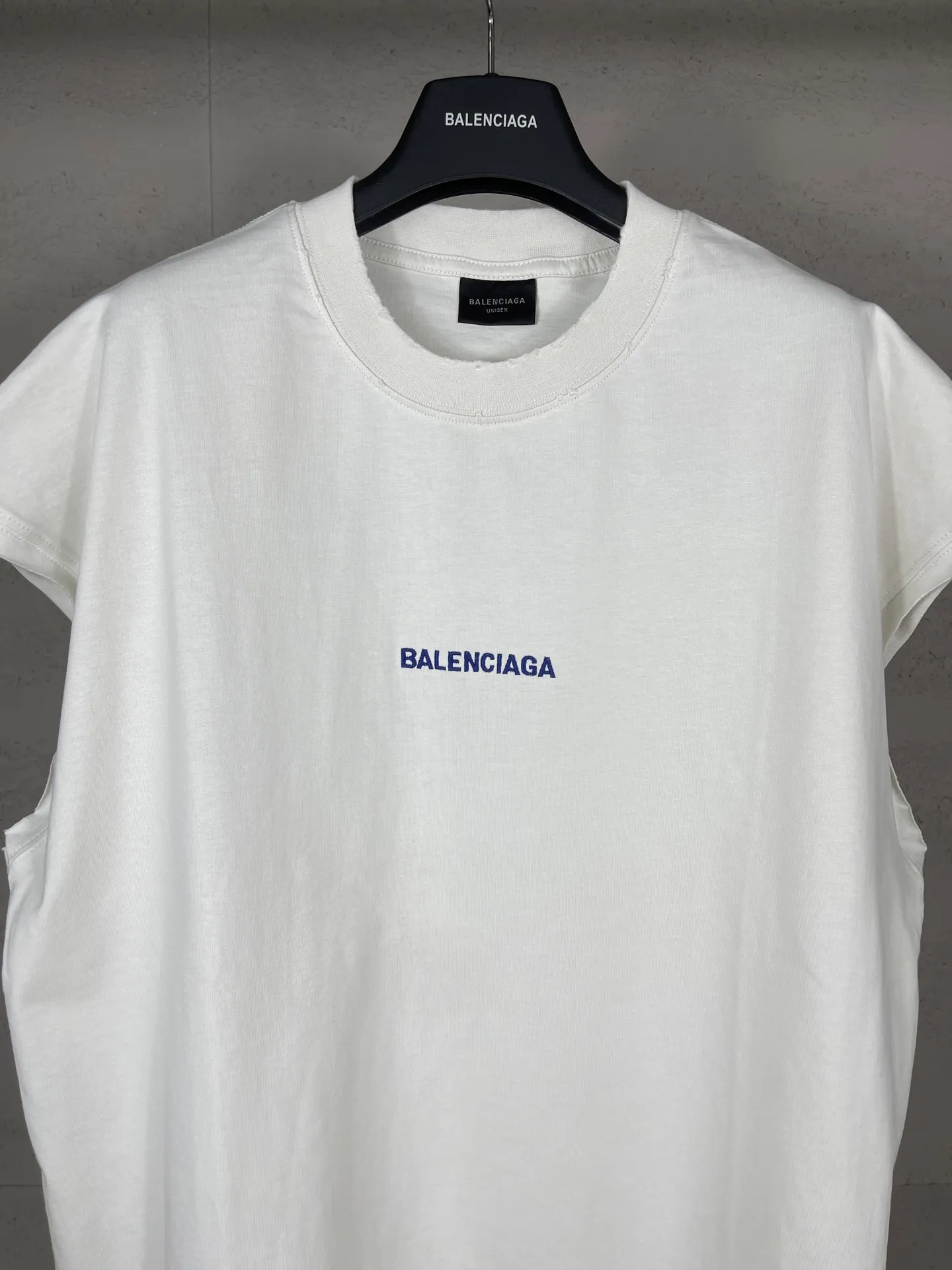 🅿️170 real photos [Top version. Official website quality] BALENCI*GA/25 new model. Distressed sleeveless T-shirt with Paris LOGO embroidery on the front and back #SS25 latest style. Research and development at the first time, different market currencies. Comparisons welcome. The fabric is made of Paris ZP custom-woven and dyed cotton double yarn. Weighing 260 grams, the cloth surface is clean. The cloth pattern is clear, soft and comfortable. The threads are dyed with no color difference. The embroidery is done with embroidery machines imported from Tajima, and the garments are washed and worn to make them look old. Jubie market currency. Welcome to compare. The version adopts OS loose shoulder design. Same style for men and women. Code: BL253695 Color: Beige Size: XS S M L