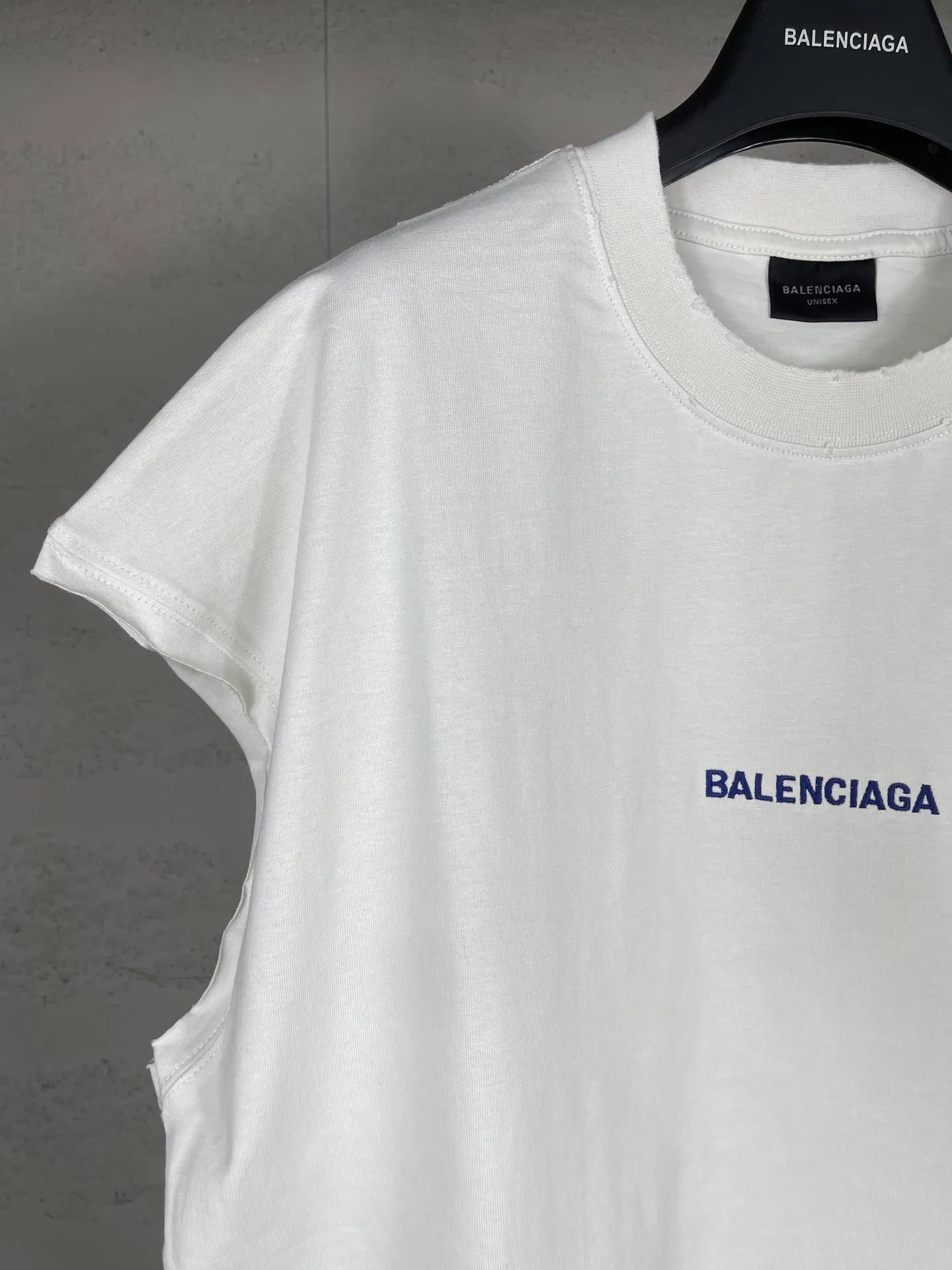 🅿️170 real photos [Top version. Official website quality] BALENCI*GA/25 new model. Distressed sleeveless T-shirt with Paris LOGO embroidery on the front and back #SS25 latest style. Research and development at the first time, different market currencies. Comparisons welcome. The fabric is made of Paris ZP custom-woven and dyed cotton double yarn. Weighing 260 grams, the cloth surface is clean. The cloth pattern is clear, soft and comfortable. The threads are dyed with no color difference. The embroidery is done with embroidery machines imported from Tajima, and the garments are washed and worn to make them look old. Jubie market currency. Welcome to compare. The version adopts OS loose shoulder design. Same style for men and women. Code: BL253695 Color: Beige Size: XS S M L