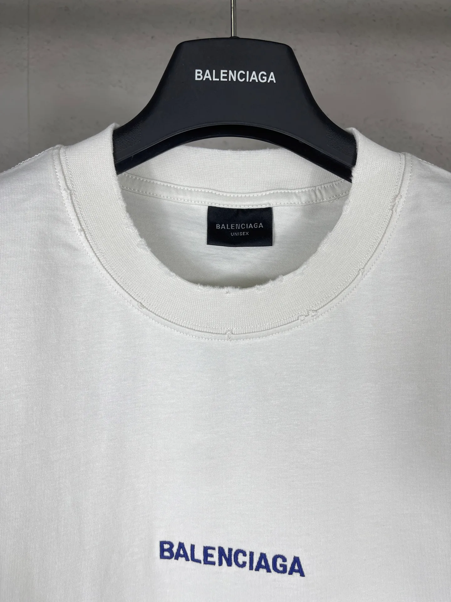 🅿️170 real photos [Top version. Official website quality] BALENCI*GA/25 new model. Distressed sleeveless T-shirt with Paris LOGO embroidery on the front and back #SS25 latest style. Research and development at the first time, different market currencies. Comparisons welcome. The fabric is made of Paris ZP custom-woven and dyed cotton double yarn. Weighing 260 grams, the cloth surface is clean. The cloth pattern is clear, soft and comfortable. The threads are dyed with no color difference. The embroidery is done with embroidery machines imported from Tajima, and the garments are washed and worn to make them look old. Jubie market currency. Welcome to compare. The version adopts OS loose shoulder design. Same style for men and women. Code: BL253695 Color: Beige Size: XS S M L