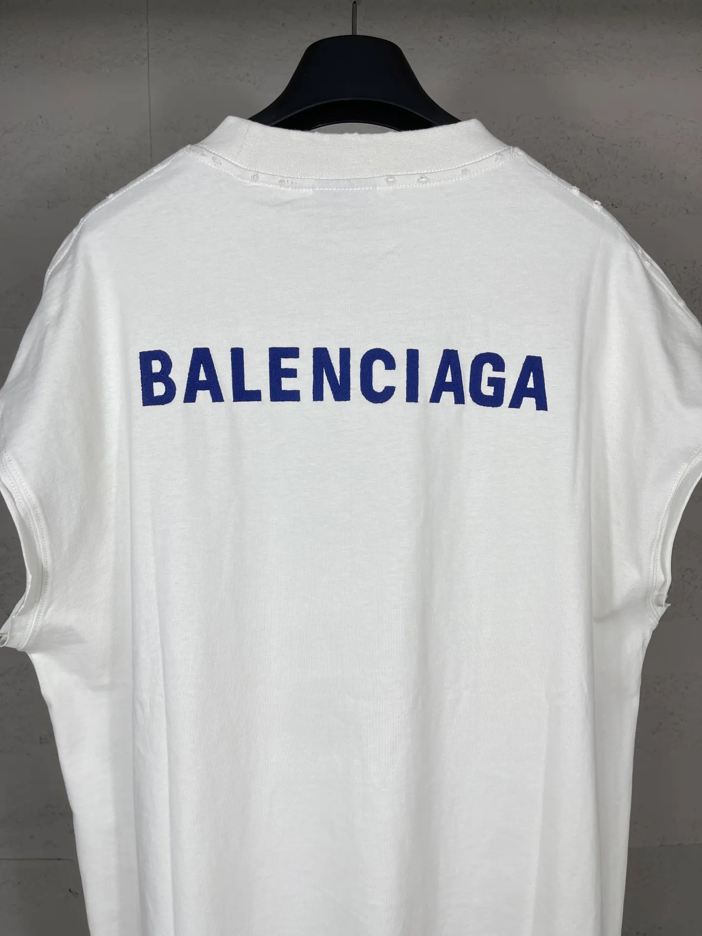 🅿️170 real photos [Top version. Official website quality] BALENCI*GA/25 new model. Distressed sleeveless T-shirt with Paris LOGO embroidery on the front and back #SS25 latest style. Research and development at the first time, different market currencies. Comparisons welcome. The fabric is made of Paris ZP custom-woven and dyed cotton double yarn. Weighing 260 grams, the cloth surface is clean. The cloth pattern is clear, soft and comfortable. The threads are dyed with no color difference. The embroidery is done with embroidery machines imported from Tajima, and the garments are washed and worn to make them look old. Jubie market currency. Welcome to compare. The version adopts OS loose shoulder design. Same style for men and women. Code: BL253695 Color: Beige Size: XS S M L