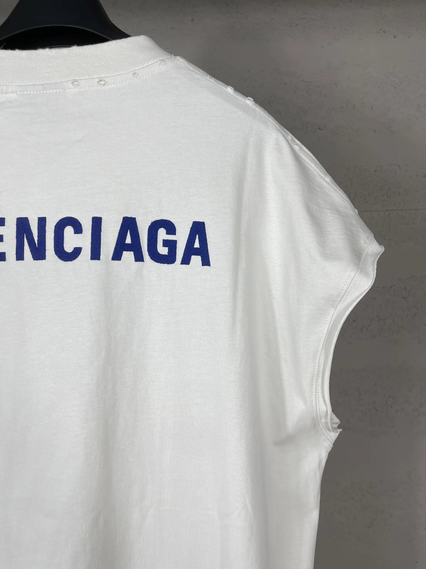 🅿️170 real photos [Top version. Official website quality] BALENCI*GA/25 new model. Distressed sleeveless T-shirt with Paris LOGO embroidery on the front and back #SS25 latest style. Research and development at the first time, different market currencies. Comparisons welcome. The fabric is made of Paris ZP custom-woven and dyed cotton double yarn. Weighing 260 grams, the cloth surface is clean. The cloth pattern is clear, soft and comfortable. The threads are dyed with no color difference. The embroidery is done with embroidery machines imported from Tajima, and the garments are washed and worn to make them look old. Jubie market currency. Welcome to compare. The version adopts OS loose shoulder design. Same style for men and women. Code: BL253695 Color: Beige Size: XS S M L