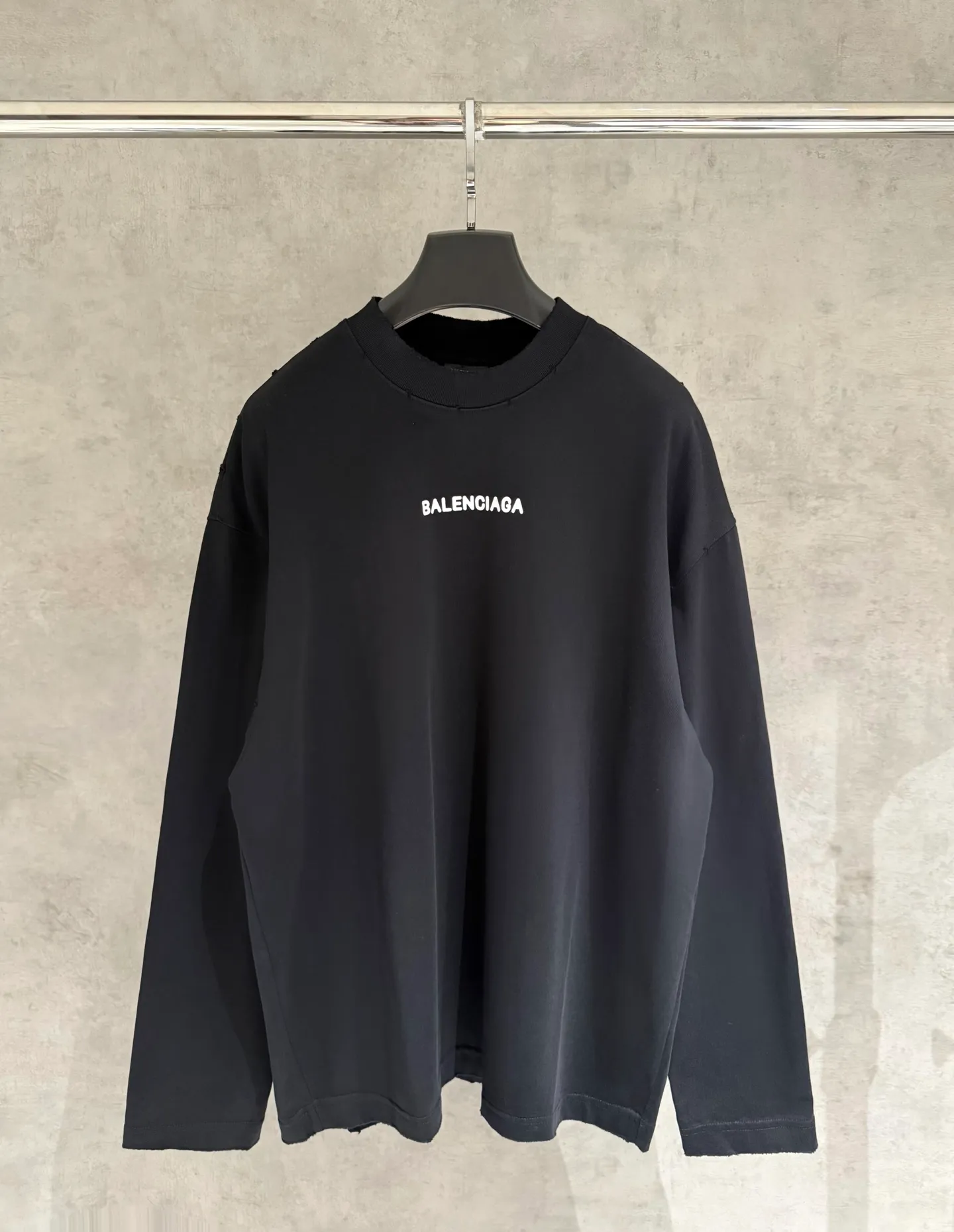 🅿️350 [Strict quality control] Balenciaga 25ss three-dimensional foam printed short-sleeved T-shirt. The fabric is made of 420g pure cotton fabric with Salona thread. The pattern uses three-dimensional foam printing technology to perfectly present the original version. Ready-to-wear printing after washing. Full body positioning and frayed detail processing. Customized hardware. Thread. Accessories. Matching. Same style for men and women. Black, white and gray 3 colors. Code number: M-2xl.