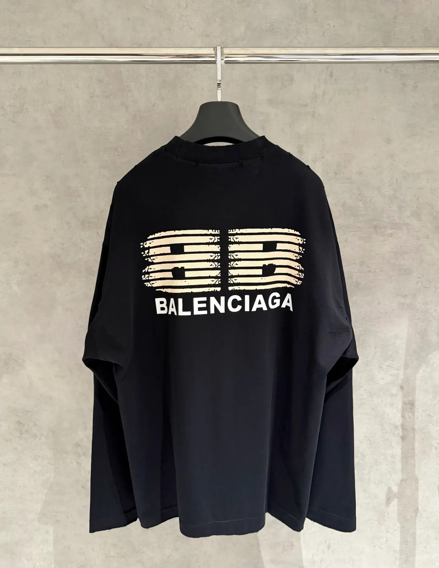 🅿️350 [Strict quality control] Balenciaga 25ss three-dimensional foam printed short-sleeved T-shirt. The fabric is made of 420g pure cotton fabric with Salona thread. The pattern uses three-dimensional foam printing technology to perfectly present the original version. Ready-to-wear printing after washing. Full body positioning and frayed detail processing. Customized hardware. Thread. Accessories. Matching. Same style for men and women. Black, white and gray 3 colors. Code number: M-2xl.