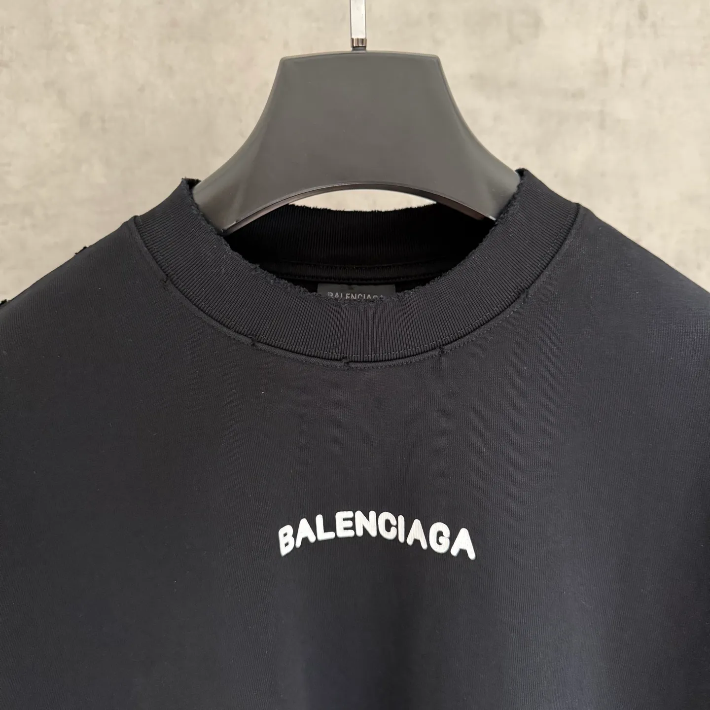 🅿️350 [Strict quality control] Balenciaga 25ss three-dimensional foam printed short-sleeved T-shirt. The fabric is made of 420g pure cotton fabric with Salona thread. The pattern uses three-dimensional foam printing technology to perfectly present the original version. Ready-to-wear printing after washing. Full body positioning and frayed detail processing. Customized hardware. Thread. Accessories. Matching. Same style for men and women. Black, white and gray 3 colors. Code number: M-2xl.