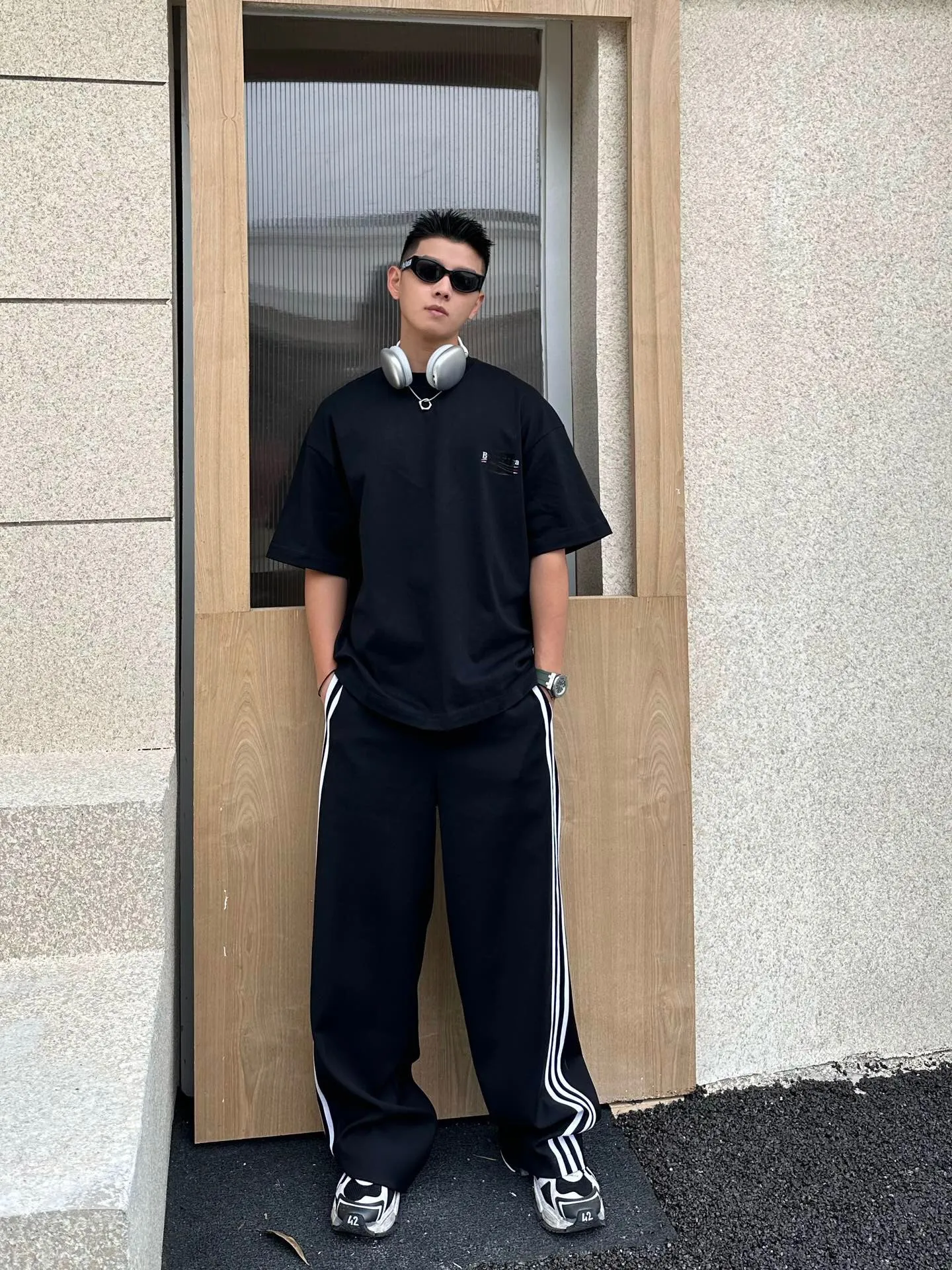 ♻️💯Reference model picture for the upper body❤️The top tested version of Balenciaga BALENCIAGA Cola Melang Tape Black Laminated Embroidery Male and Female Couple Celebrity Same Style New Short Sleeve T-shirt Original 4.2K Purchase Version, Dust-free White and Black Fabric, Three-dimensional Embroidery Technology, and TPU Lettering Film Lamination Technology. 280g combed cotton fabric. The classic Coke logo embroidery design was selected based on the original embroidery color. After many comparisons, it was finally decided to use imported mercerized light dyeing to best restore the color difference effect consistent with the original version. The front and rear panels are embroidered with the classic Coke logo. The embroidery design on the front panel is relatively delicate. After many adjustments, it is difficult to restore the effect. Bright black TPU lettering film positioning adhesive polyurethane thermoplastic elastomer, also known as thermoplastic polyurethane rubber or TPU for short. TPU is an emerging plastic variety with good processability, weather resistance, and environmental protection. The laser film cutting machine can design the pattern according to the computer software, and then use the heat press tool to position and transfer the print. After transfer, a uniform square dark pattern is produced, and the film material and the body of the garment create a texture contrast. Based on the embroidery, the positioning and gluing process is used to cover the original embroidery pattern to create a three-dimensional visual effect. Oversize loose version Oversize loose silhouette design, basic round neckline, dropped shoulder line, vertical pit woven code from top to bottom, collar, cuffs, and hem all have ruffles for windproof effect, sleeve length is longer than conventional sweaters to highlight the details. The thickness of the ready-made garment is the same as the original version, and it is additionally shaped to make the upper body wider and not easily deformed. Customized brand's latest color folded main logo, full set of new accessories Color: Black Size: XS-L P:260