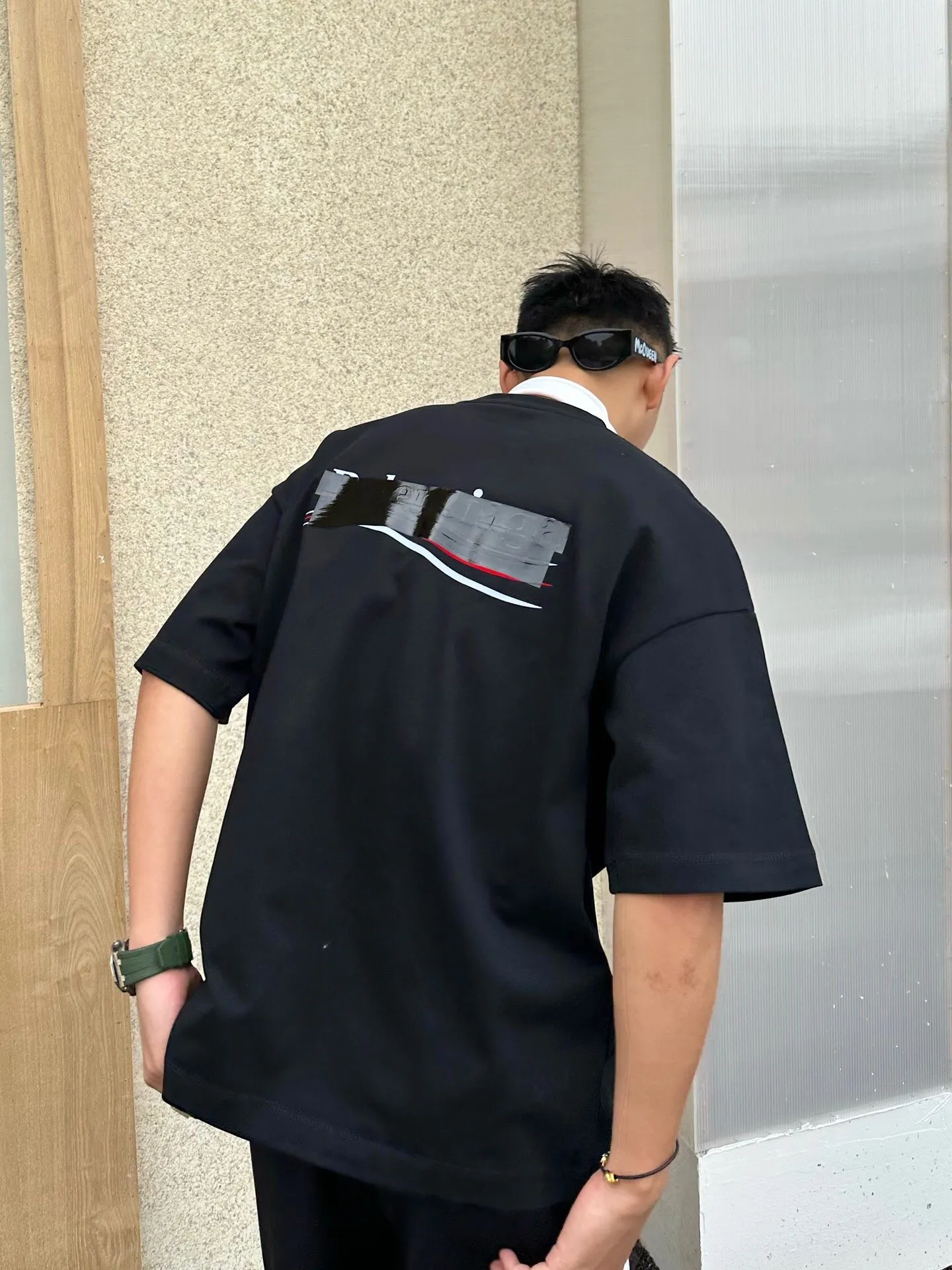 ♻️💯Reference model picture for the upper body❤️The top tested version of Balenciaga BALENCIAGA Cola Melang Tape Black Laminated Embroidery Male and Female Couple Celebrity Same Style New Short Sleeve T-shirt Original 4.2K Purchase Version, Dust-free White and Black Fabric, Three-dimensional Embroidery Technology, and TPU Lettering Film Lamination Technology. 280g combed cotton fabric. The classic Coke logo embroidery design was selected based on the original embroidery color. After many comparisons, it was finally decided to use imported mercerized light dyeing to best restore the color difference effect consistent with the original version. The front and rear panels are embroidered with the classic Coke logo. The embroidery design on the front panel is relatively delicate. After many adjustments, it is difficult to restore the effect. Bright black TPU lettering film positioning adhesive polyurethane thermoplastic elastomer, also known as thermoplastic polyurethane rubber or TPU for short. TPU is an emerging plastic variety with good processability, weather resistance, and environmental protection. The laser film cutting machine can design the pattern according to the computer software, and then use the heat press tool to position and transfer the print. After transfer, a uniform square dark pattern is produced, and the film material and the body of the garment create a texture contrast. Based on the embroidery, the positioning and gluing process is used to cover the original embroidery pattern to create a three-dimensional visual effect. Oversize loose version Oversize loose silhouette design, basic round neckline, dropped shoulder line, vertical pit woven code from top to bottom, collar, cuffs, and hem all have ruffles for windproof effect, sleeve length is longer than conventional sweaters to highlight the details. The thickness of the ready-made garment is the same as the original version, and it is additionally shaped to make the upper body wider and not easily deformed. Customized brand's latest color folded main logo, full set of new accessories Color: Black Size: XS-L P:260