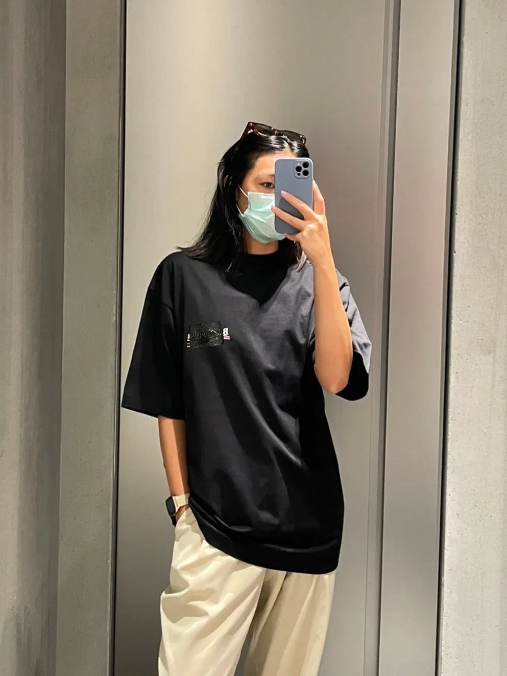 ♻️💯Reference model picture for the upper body❤️The top tested version of Balenciaga BALENCIAGA Cola Melang Tape Black Laminated Embroidery Male and Female Couple Celebrity Same Style New Short Sleeve T-shirt Original 4.2K Purchase Version, Dust-free White and Black Fabric, Three-dimensional Embroidery Technology, and TPU Lettering Film Lamination Technology. 280g combed cotton fabric. The classic Coke logo embroidery design was selected based on the original embroidery color. After many comparisons, it was finally decided to use imported mercerized light dyeing to best restore the color difference effect consistent with the original version. The front and rear panels are embroidered with the classic Coke logo. The embroidery design on the front panel is relatively delicate. After many adjustments, it is difficult to restore the effect. Bright black TPU lettering film positioning adhesive polyurethane thermoplastic elastomer, also known as thermoplastic polyurethane rubber or TPU for short. TPU is an emerging plastic variety with good processability, weather resistance, and environmental protection. The laser film cutting machine can design the pattern according to the computer software, and then use the heat press tool to position and transfer the print. After transfer, a uniform square dark pattern is produced, and the film material and the body of the garment create a texture contrast. Based on the embroidery, the positioning and gluing process is used to cover the original embroidery pattern to create a three-dimensional visual effect. Oversize loose version Oversize loose silhouette design, basic round neckline, dropped shoulder line, vertical pit woven code from top to bottom, collar, cuffs, and hem all have ruffles for windproof effect, sleeve length is longer than conventional sweaters to highlight the details. The thickness of the ready-made garment is the same as the original version, and it is additionally shaped to make the upper body wider and not easily deformed. Customized brand's latest color folded main logo, full set of new accessories Color: Black Size: XS-L P:260
