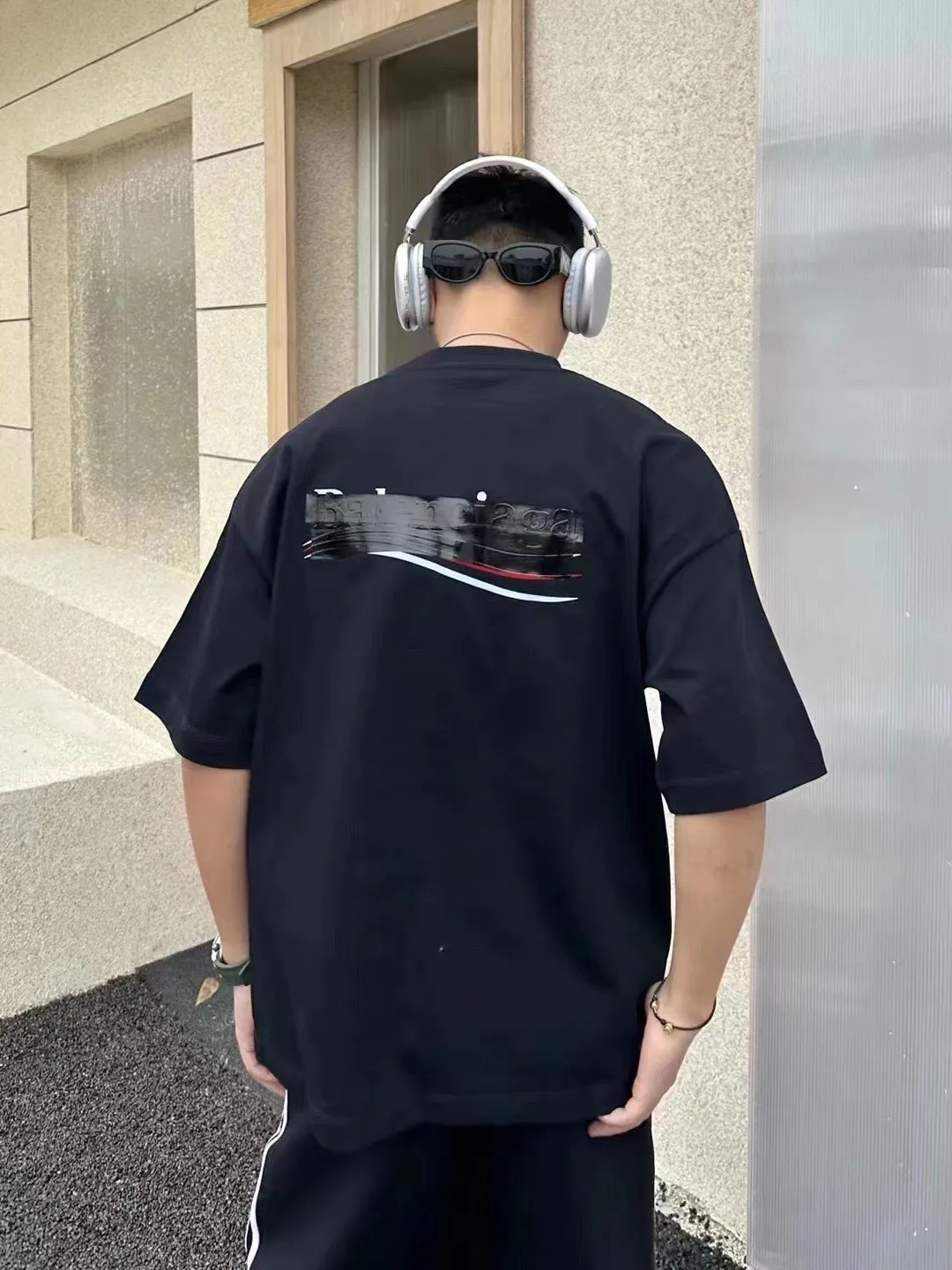 ♻️💯Reference model picture for the upper body❤️The top tested version of Balenciaga BALENCIAGA Cola Melang Tape Black Laminated Embroidery Male and Female Couple Celebrity Same Style New Short Sleeve T-shirt Original 4.2K Purchase Version, Dust-free White and Black Fabric, Three-dimensional Embroidery Technology, and TPU Lettering Film Lamination Technology. 280g combed cotton fabric. The classic Coke logo embroidery design was selected based on the original embroidery color. After many comparisons, it was finally decided to use imported mercerized light dyeing to best restore the color difference effect consistent with the original version. The front and rear panels are embroidered with the classic Coke logo. The embroidery design on the front panel is relatively delicate. After many adjustments, it is difficult to restore the effect. Bright black TPU lettering film positioning adhesive polyurethane thermoplastic elastomer, also known as thermoplastic polyurethane rubber or TPU for short. TPU is an emerging plastic variety with good processability, weather resistance, and environmental protection. The laser film cutting machine can design the pattern according to the computer software, and then use the heat press tool to position and transfer the print. After transfer, a uniform square dark pattern is produced, and the film material and the body of the garment create a texture contrast. Based on the embroidery, the positioning and gluing process is used to cover the original embroidery pattern to create a three-dimensional visual effect. Oversize loose version Oversize loose silhouette design, basic round neckline, dropped shoulder line, vertical pit woven code from top to bottom, collar, cuffs, and hem all have ruffles for windproof effect, sleeve length is longer than conventional sweaters to highlight the details. The thickness of the ready-made garment is the same as the original version, and it is additionally shaped to make the upper body wider and not easily deformed. Customized brand's latest color folded main logo, full set of new accessories Color: Black Size: XS-L P:260
