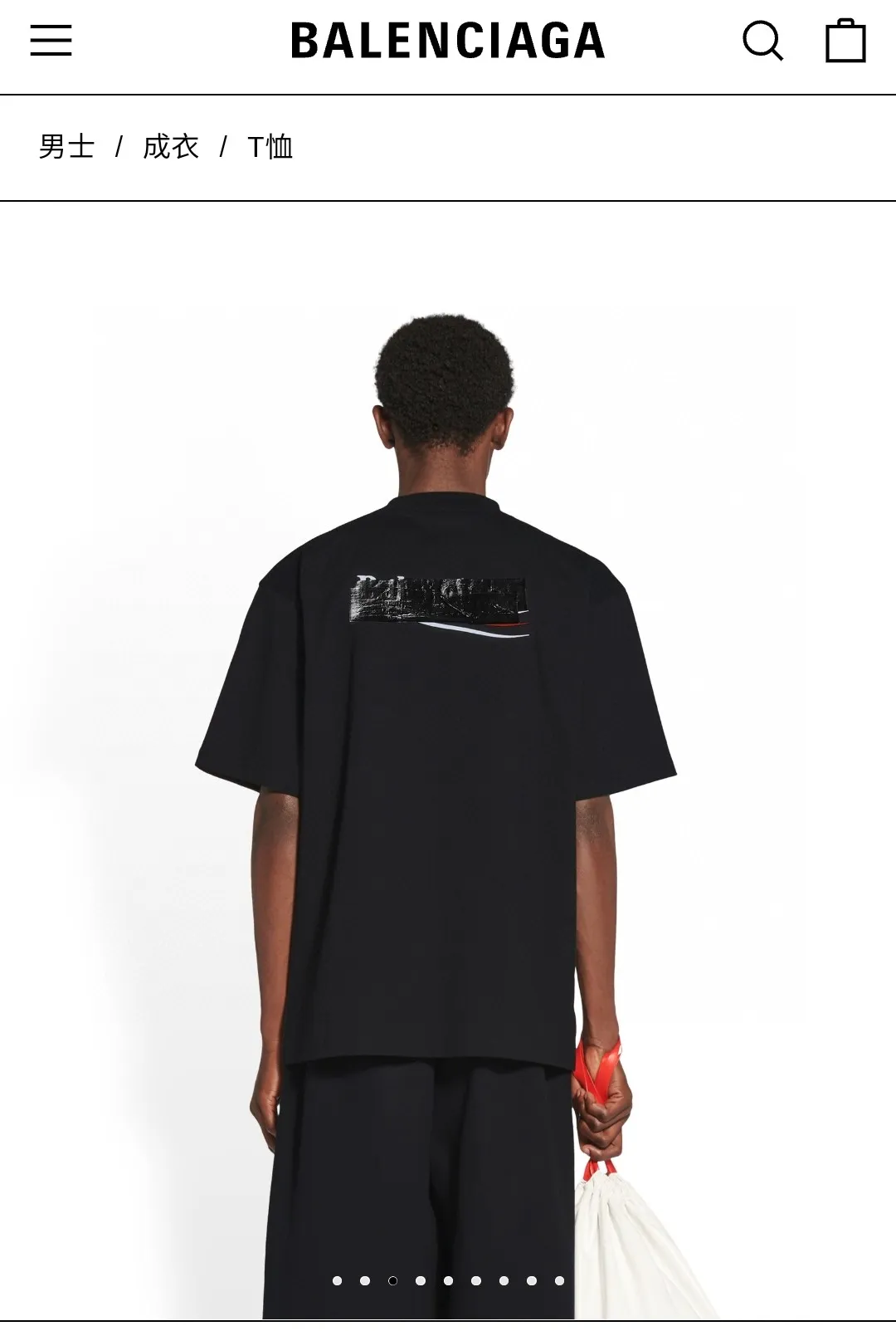♻️💯Reference model picture for the upper body❤️The top tested version of Balenciaga BALENCIAGA Cola Melang Tape Black Laminated Embroidery Male and Female Couple Celebrity Same Style New Short Sleeve T-shirt Original 4.2K Purchase Version, Dust-free White and Black Fabric, Three-dimensional Embroidery Technology, and TPU Lettering Film Lamination Technology. 280g combed cotton fabric. The classic Coke logo embroidery design was selected based on the original embroidery color. After many comparisons, it was finally decided to use imported mercerized light dyeing to best restore the color difference effect consistent with the original version. The front and rear panels are embroidered with the classic Coke logo. The embroidery design on the front panel is relatively delicate. After many adjustments, it is difficult to restore the effect. Bright black TPU lettering film positioning adhesive polyurethane thermoplastic elastomer, also known as thermoplastic polyurethane rubber or TPU for short. TPU is an emerging plastic variety with good processability, weather resistance, and environmental protection. The laser film cutting machine can design the pattern according to the computer software, and then use the heat press tool to position and transfer the print. After transfer, a uniform square dark pattern is produced, and the film material and the body of the garment create a texture contrast. Based on the embroidery, the positioning and gluing process is used to cover the original embroidery pattern to create a three-dimensional visual effect. Oversize loose version Oversize loose silhouette design, basic round neckline, dropped shoulder line, vertical pit woven code from top to bottom, collar, cuffs, and hem all have ruffles for windproof effect, sleeve length is longer than conventional sweaters to highlight the details. The thickness of the ready-made garment is the same as the original version, and it is additionally shaped to make the upper body wider and not easily deformed. Customized brand's latest color folded main logo, full set of new accessories Color: Black Size: XS-L P:260