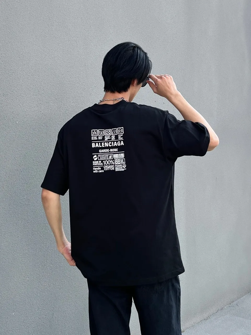♻️💯Upper body reference model picture❤️Top tested version Balenciaga environmental logo arrow three-color loose breathable cotton short-sleeved T-shirt BLCG is one of the most influential brands in the fashion industry. Founded in 1919 by Cristóbal Balenciaga and settled in Paris in 1936, he led many important fashion movements between 1930 and 1968. The representative ready-to-wear series reflects the identity of the brand - Fabric: Made of 32-count double yarn, 260-gram weight fabric, imported knitted needle carded cotton, with moderate thickness, drape and contour - The front printing screen plate is hand-printed, and the 3D full-color scanned pattern is made into film to ensure the highest degree of printing pattern restoration. The upper and lower LOGO printing has a strong touch texture. The printing material uses environmentally friendly active water slurry and anti-sublimation liquid as the base. The garment is resistant to washing and does not desizing. Color: black and white size: XS-L P:240
