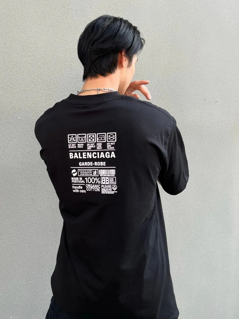 ♻️💯Upper body reference model picture❤️Top tested version Balenciaga environmental logo arrow three-color loose breathable cotton short-sleeved T-shirt BLCG is one of the most influential brands in the fashion industry. Founded in 1919 by Cristóbal Balenciaga and settled in Paris in 1936, he led many important fashion movements between 1930 and 1968. The representative ready-to-wear series reflects the identity of the brand - Fabric: Made of 32-count double yarn, 260-gram weight fabric, imported knitted needle carded cotton, with moderate thickness, drape and contour - The front printing screen plate is hand-printed, and the 3D full-color scanned pattern is made into film to ensure the highest degree of printing pattern restoration. The upper and lower LOGO printing has a strong touch texture. The printing material uses environmentally friendly active water slurry and anti-sublimation liquid as the base. The garment is resistant to washing and does not desizing. Color: black and white size: XS-L P:240