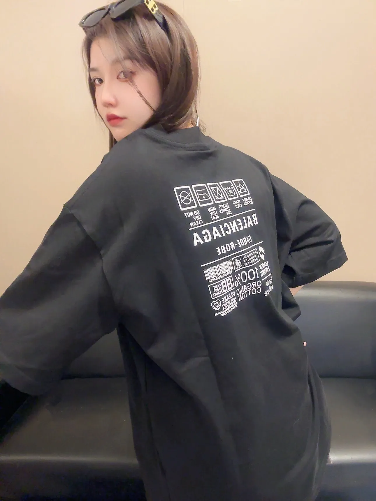 ♻️💯Upper body reference model picture❤️Top tested version Balenciaga environmental logo arrow three-color loose breathable cotton short-sleeved T-shirt BLCG is one of the most influential brands in the fashion industry. Founded in 1919 by Cristóbal Balenciaga and settled in Paris in 1936, he led many important fashion movements between 1930 and 1968. The representative ready-to-wear series reflects the identity of the brand - Fabric: Made of 32-count double yarn, 260-gram weight fabric, imported knitted needle carded cotton, with moderate thickness, drape and contour - The front printing screen plate is hand-printed, and the 3D full-color scanned pattern is made into film to ensure the highest degree of printing pattern restoration. The upper and lower LOGO printing has a strong touch texture. The printing material uses environmentally friendly active water slurry and anti-sublimation liquid as the base. The garment is resistant to washing and does not desizing. Color: black and white size: XS-L P:240