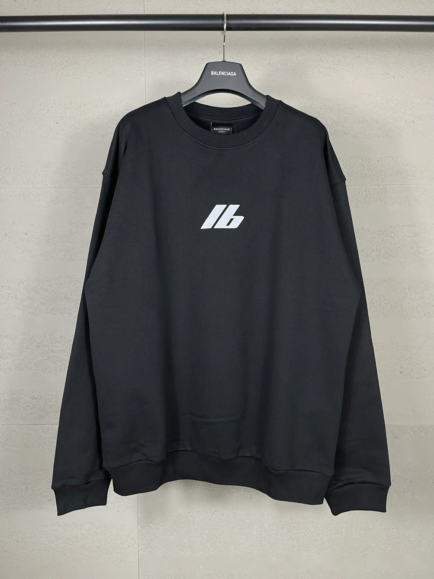🅿️270 real photos [Top version. Official website quality] BALENCI*GA/Paris. 2024 new model. Front and rear LOGO reflective letter round neck sweatshirt, brick cabinet synchronization. Genuine product developed at the first time, welcome to compare! The fabric is made of Paris ZP custom-woven and dyed cotton terry sweatshirt. Weighing 460 grams, the cloth surface is clean. The cloth pattern is clear, soft and comfortable. The threads are dyed with no color difference. Get reflective film beforehand. The effect will be three-dimensional. Restore the brick cabinet. Different market currency, welcome to compare, the version adopts OS loose shoulder version. Same style for men and women Coding: BL235580 Color: black, off-white Size: XS S M L