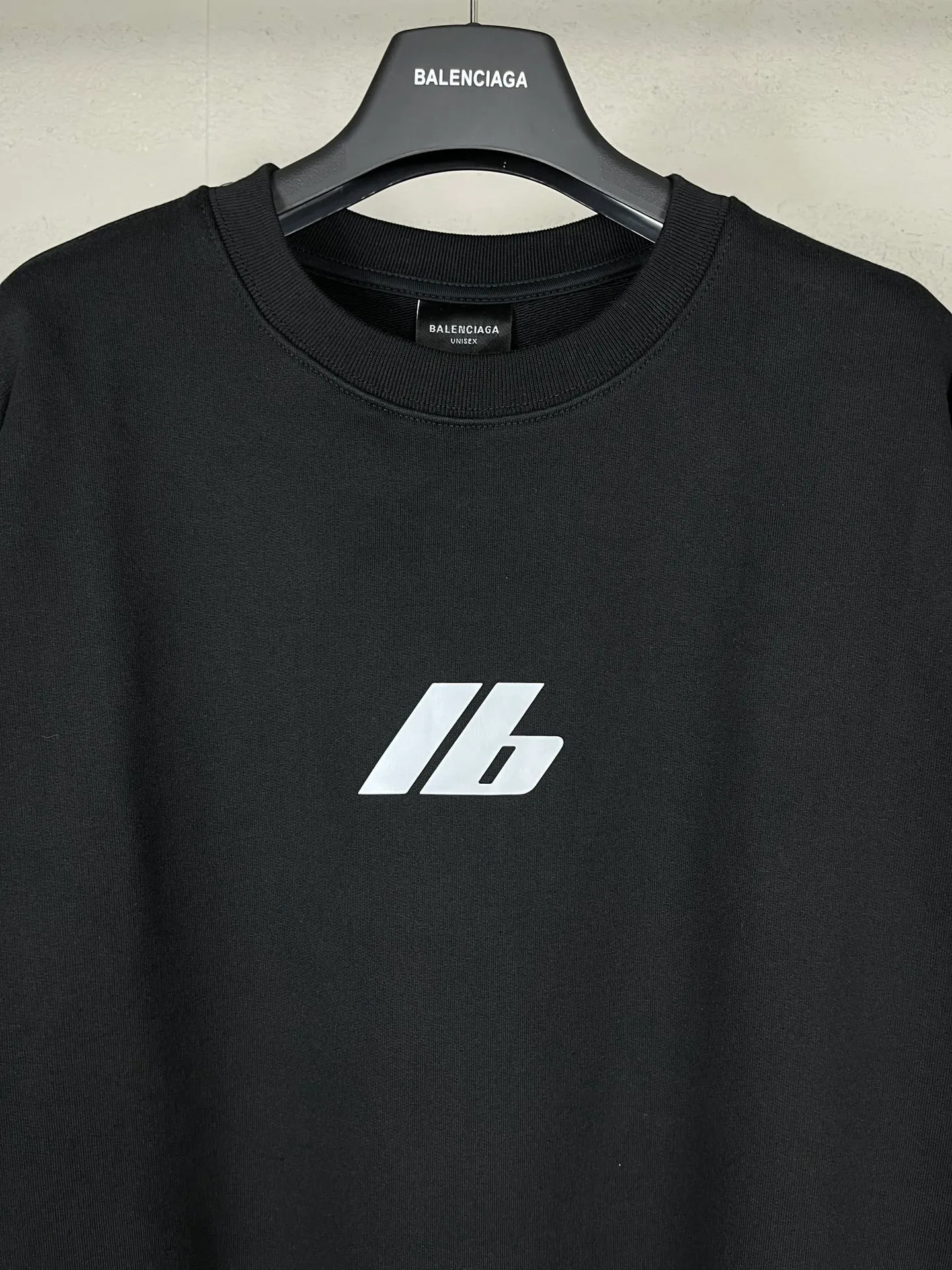 🅿️270 real photos [Top version. Official website quality] BALENCI*GA/Paris. 2024 new model. Front and rear LOGO reflective letter round neck sweatshirt, brick cabinet synchronization. Genuine product developed at the first time, welcome to compare! The fabric is made of Paris ZP custom-woven and dyed cotton terry sweatshirt. Weighing 460 grams, the cloth surface is clean. The cloth pattern is clear, soft and comfortable. The threads are dyed with no color difference. Get reflective film beforehand. The effect will be three-dimensional. Restore the brick cabinet. Different market currency, welcome to compare, the version adopts OS loose shoulder version. Same style for men and women Coding: BL235580 Color: black, off-white Size: XS S M L