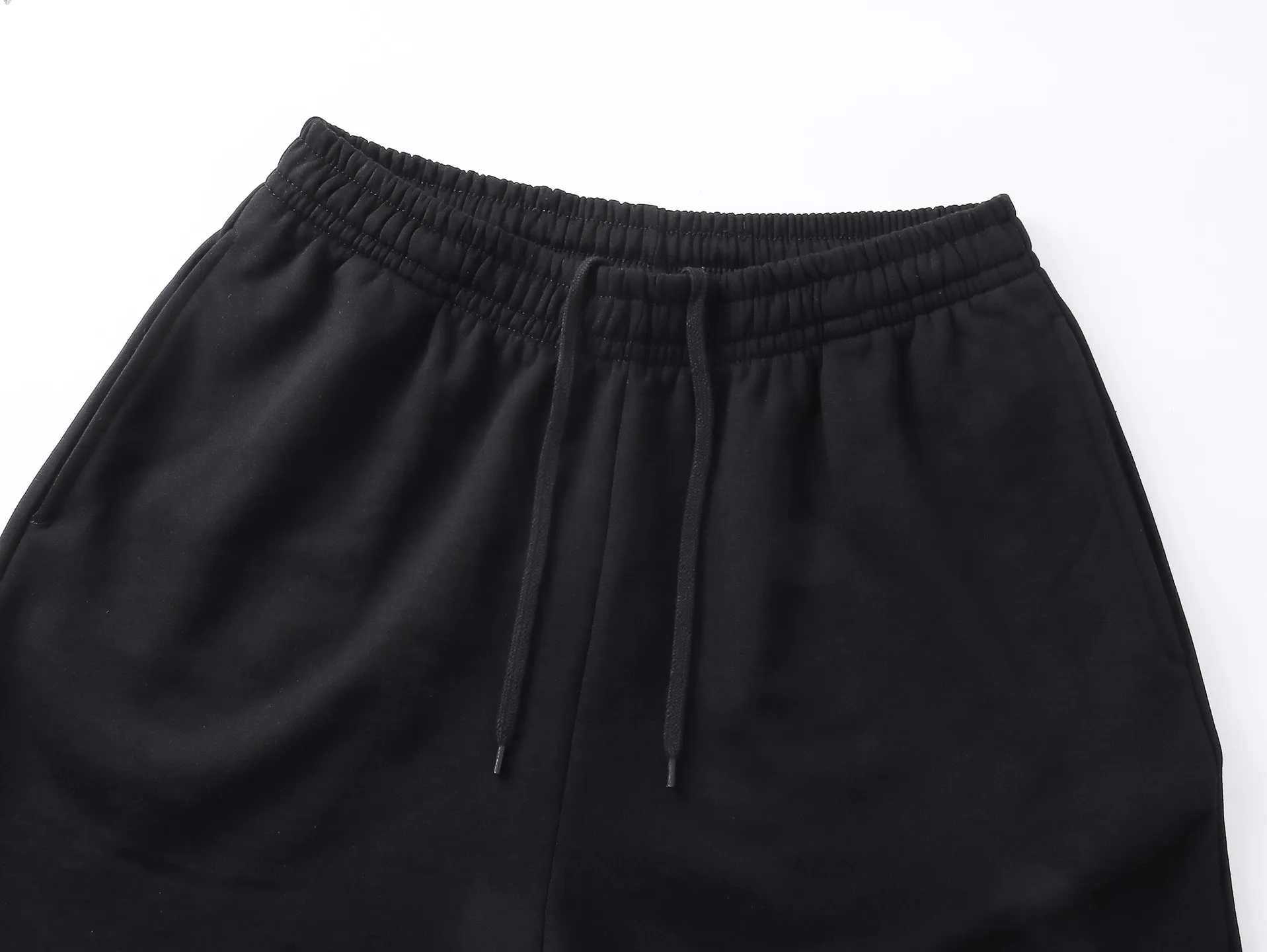 🅿️210 real photos [Top version. Official website quality] BALENCI*GA/Paris. 2025 new model. New embroidered shorts co-branded by Under Armor in Paris. Synchronized with brick cabinets. Developed as genuine products at the first time, please print and compare! The fabric is made of Paris ZP custom-woven and dyed 100% cotton terry sweatshirt. The weight is 460 grams. The cloth surface is clean. The cloth pattern is clear and the hand feels soft and comfortable. The embroidery uses an imported Tajima embroidery machine. The letters are clear and the effect is three-dimensional. The version adopts a loose version. Same style for men and women. Code: BL257003 Color: black, white Size: XS S M L