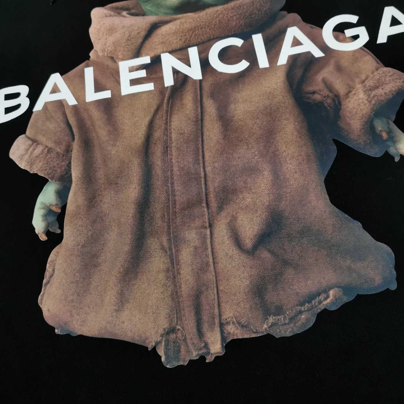 Top tested version BALENCIAGA Balenciaga The Mandalorian Baby Yoda pure cotton loose and breathable autumn and winter pure cotton hoodie sweatshirt for male and female couples Grogu, a character in the "Star Wars" series of film and television dramas, appeared in the American drama "The Mandalorian". Grogu and Yoda are of the same race. Although he is still in the toddler stage, he is born with powerful force. This model is really explosive. The front piece is printed with Kornit digital direct printing. The color painting has an even transition of shades and a strong image. 3D restores the real texture of characters! The fabric is made of 480g imported knitted combed terry. The fabric is very silky, loose and drapey. Color: Black White Size: XS-L P:490
