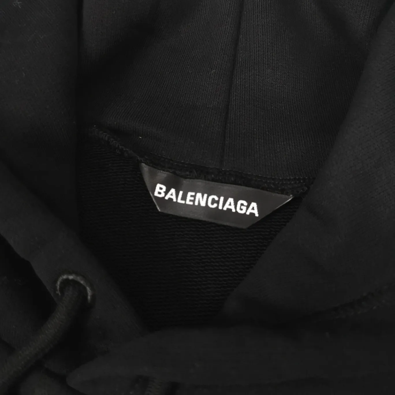 Top tested version BALENCIAGA Balenciaga The Mandalorian Baby Yoda pure cotton loose and breathable autumn and winter pure cotton hoodie sweatshirt for male and female couples Grogu, a character in the "Star Wars" series of film and television dramas, appeared in the American drama "The Mandalorian". Grogu and Yoda are of the same race. Although he is still in the toddler stage, he is born with powerful force. This model is really explosive. The front piece is printed with Kornit digital direct printing. The color painting has an even transition of shades and a strong image. 3D restores the real texture of characters! The fabric is made of 480g imported knitted combed terry. The fabric is very silky, loose and drapey. Color: Black White Size: XS-L P:490