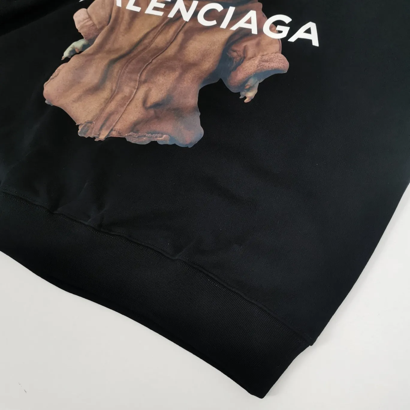 Top tested version BALENCIAGA Balenciaga The Mandalorian Baby Yoda pure cotton loose and breathable autumn and winter pure cotton hoodie sweatshirt for male and female couples Grogu, a character in the "Star Wars" series of film and television dramas, appeared in the American drama "The Mandalorian". Grogu and Yoda are of the same race. Although he is still in the toddler stage, he is born with powerful force. This model is really explosive. The front piece is printed with Kornit digital direct printing. The color painting has an even transition of shades and a strong image. 3D restores the real texture of characters! The fabric is made of 480g imported knitted combed terry. The fabric is very silky, loose and drapey. Color: Black White Size: XS-L P:490