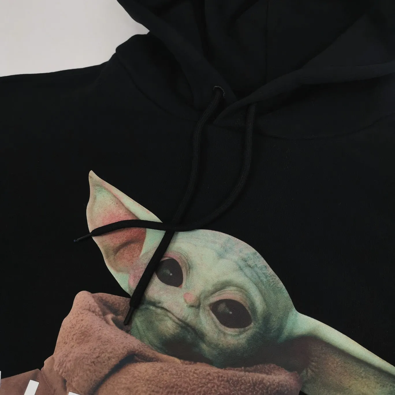 Top tested version BALENCIAGA Balenciaga The Mandalorian Baby Yoda pure cotton loose and breathable autumn and winter pure cotton hoodie sweatshirt for male and female couples Grogu, a character in the "Star Wars" series of film and television dramas, appeared in the American drama "The Mandalorian". Grogu and Yoda are of the same race. Although he is still in the toddler stage, he is born with powerful force. This model is really explosive. The front piece is printed with Kornit digital direct printing. The color painting has an even transition of shades and a strong image. 3D restores the real texture of characters! The fabric is made of 480g imported knitted combed terry. The fabric is very silky, loose and drapey. Color: Black White Size: XS-L P:490
