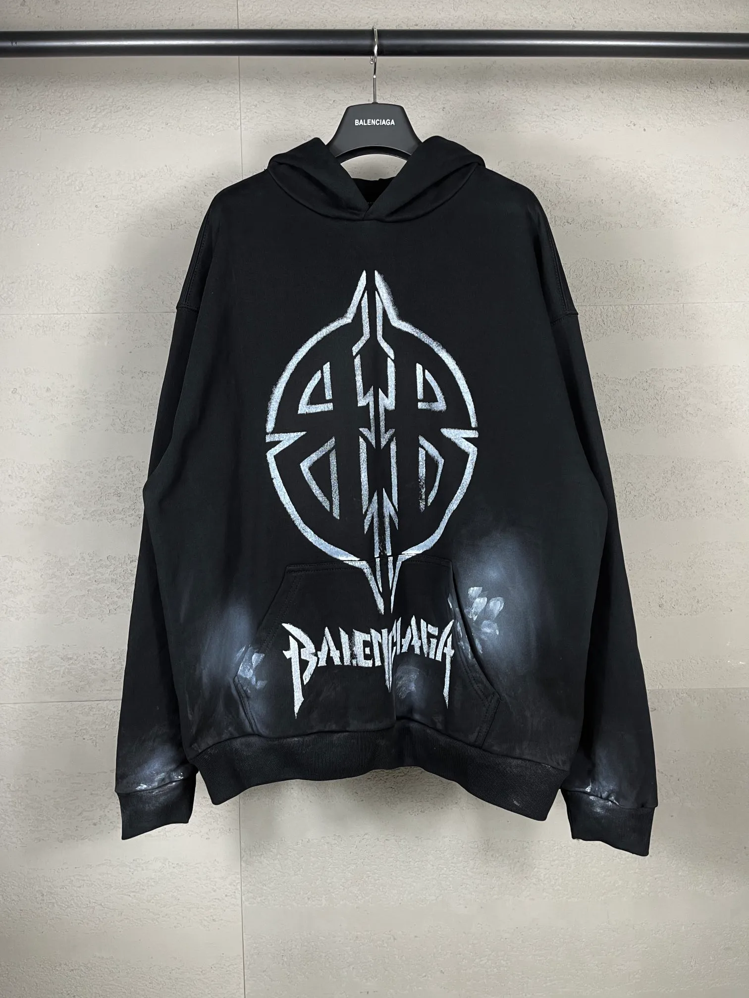 🅿️340 real photos [Top version. Official website quality] BALENCI*GA/Paris. 24SS latest rock double B direct spray. Hand-painted graffiti worn distressed hooded sweatshirt, all pattern details color Y-board customization, hand-painted graffiti worn over heavy craftsmanship. Brick cabinets are synchronized. Genuine products are developed at the first time, and you can print and compare! The fabric is made of Paris ZP custom-woven and dyed cotton terry sweatshirt. Weighing 460 grams, the cloth surface is clean. The cloth pattern is clear, soft and comfortable. The threads are dyed with no color difference. The printing uses environmentally friendly imported materials and self-inking direct injection, with clear letters and three-dimensional effect. Ready-made garments are hand-painted and air-brushed to make them distressed. The version adopts OS loose shoulder design. Same style for men and women. Code: BL238936 Color: Black Size: XS S M L