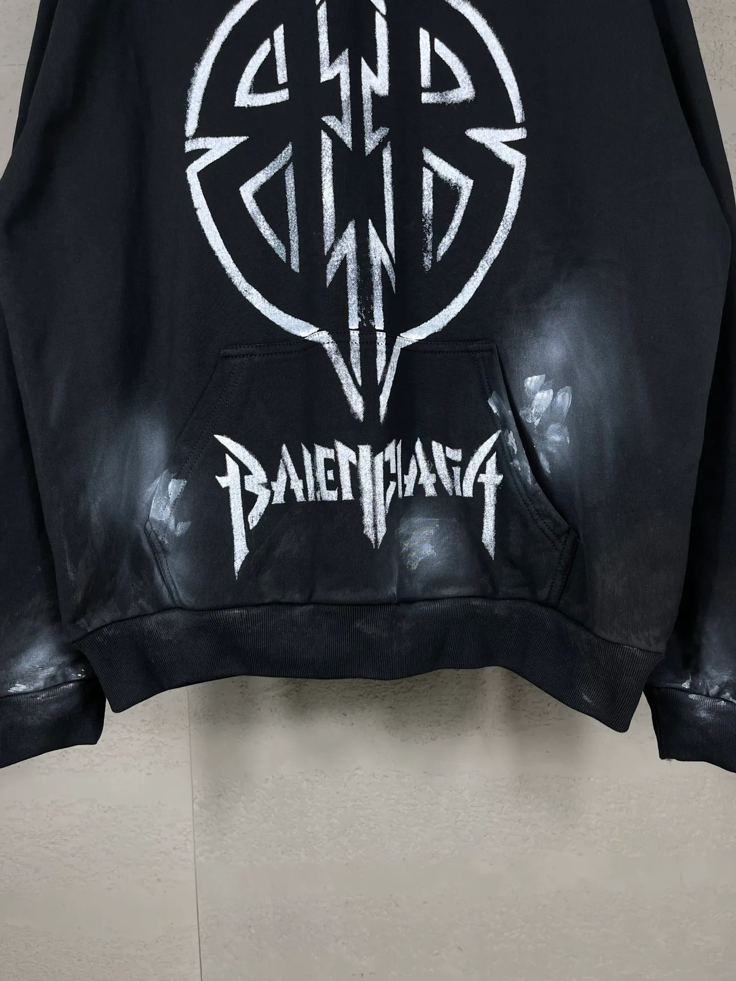 🅿️340 real photos [Top version. Official website quality] BALENCI*GA/Paris. 24SS latest rock double B direct spray. Hand-painted graffiti worn distressed hooded sweatshirt, all pattern details color Y-board customization, hand-painted graffiti worn over heavy craftsmanship. Brick cabinets are synchronized. Genuine products are developed at the first time, and you can print and compare! The fabric is made of Paris ZP custom-woven and dyed cotton terry sweatshirt. Weighing 460 grams, the cloth surface is clean. The cloth pattern is clear, soft and comfortable. The threads are dyed with no color difference. The printing uses environmentally friendly imported materials and self-inking direct injection, with clear letters and three-dimensional effect. Ready-made garments are hand-painted and air-brushed to make them distressed. The version adopts OS loose shoulder design. Same style for men and women. Code: BL238936 Color: Black Size: XS S M L