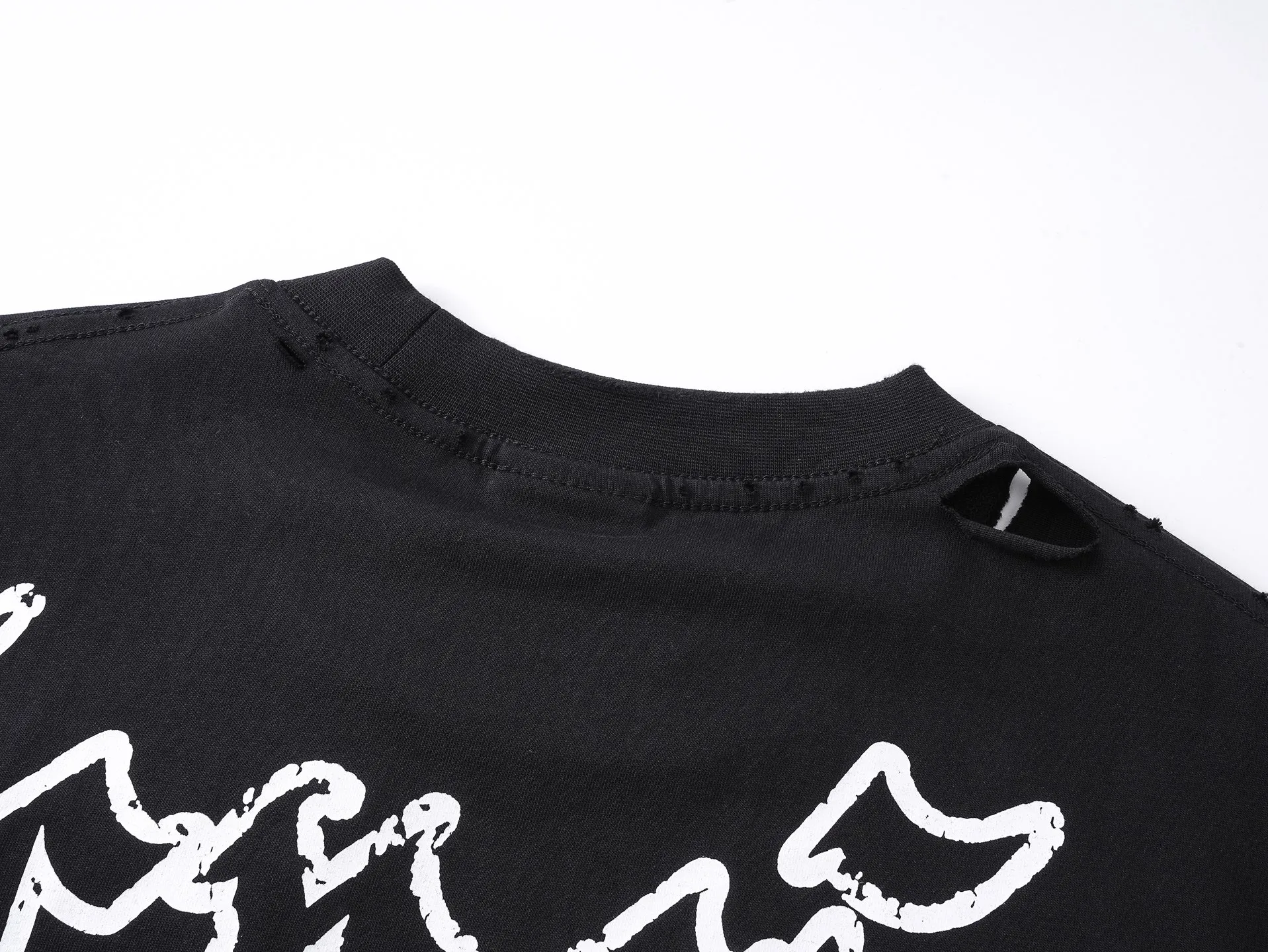 🅿️190 Detailed picture [Top version. Official website quality] BALENCI*GA/Paris. 25ss latest model. Art print on the back of Paris letters, ready-made washed and frayed short-sleeved T-shirt. Brick cabinet synchronization. The fabric is made of Paris ZP custom-woven and dyed 100% cotton double yarn compact cotton. The weight is 260 grams, the cloth surface is clean. The cloth pattern is clear, soft and comfortable, and the thread is dyed with no color difference. The classic pattern is printed using environmentally friendly imported materials, with clear letters and a three-dimensional effect. Restored brick cabinet. The garments were washed and aged, and polished by many hands. Produced by ultra-heavy craftsmanship, the market currency is very different, welcome to compare. The version adopts OS loose shoulder design. The same style for men and women. Coding: BL253706 Color: white, black Size: XS S M L