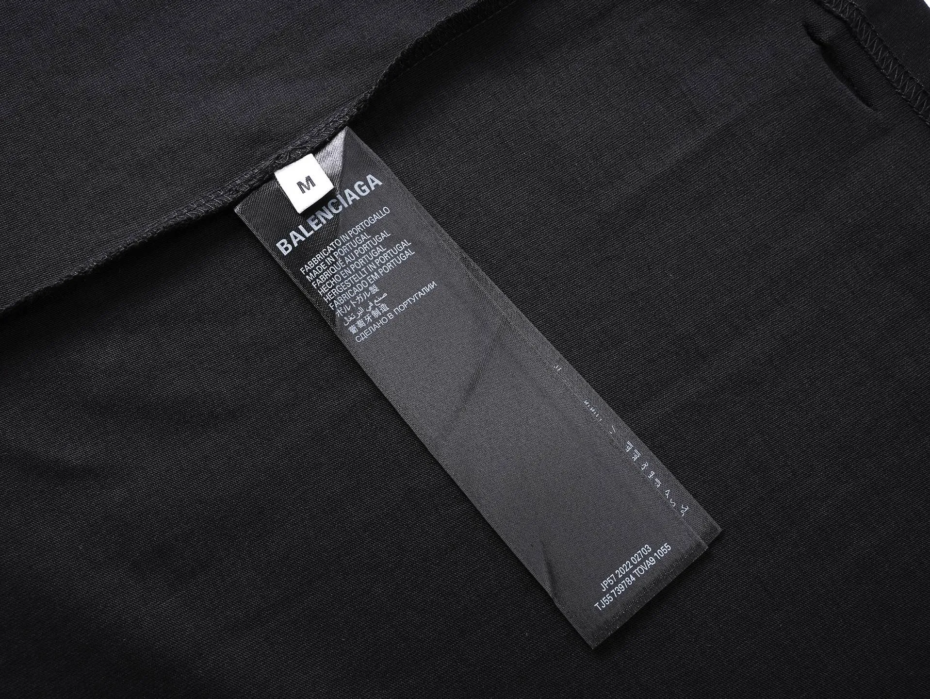 🅿️190 Detailed picture [Top version. Official website quality] BALENCI*GA/Paris. 25ss latest model. Art print on the back of Paris letters, ready-made washed and frayed short-sleeved T-shirt. Brick cabinet synchronization. The fabric is made of Paris ZP custom-woven and dyed 100% cotton double yarn compact cotton. The weight is 260 grams, the cloth surface is clean. The cloth pattern is clear, soft and comfortable, and the thread is dyed with no color difference. The classic pattern is printed using environmentally friendly imported materials, with clear letters and a three-dimensional effect. Restored brick cabinet. The garments were washed and aged, and polished by many hands. Produced by ultra-heavy craftsmanship, the market currency is very different, welcome to compare. The version adopts OS loose shoulder design. The same style for men and women. Coding: BL253706 Color: white, black Size: XS S M L