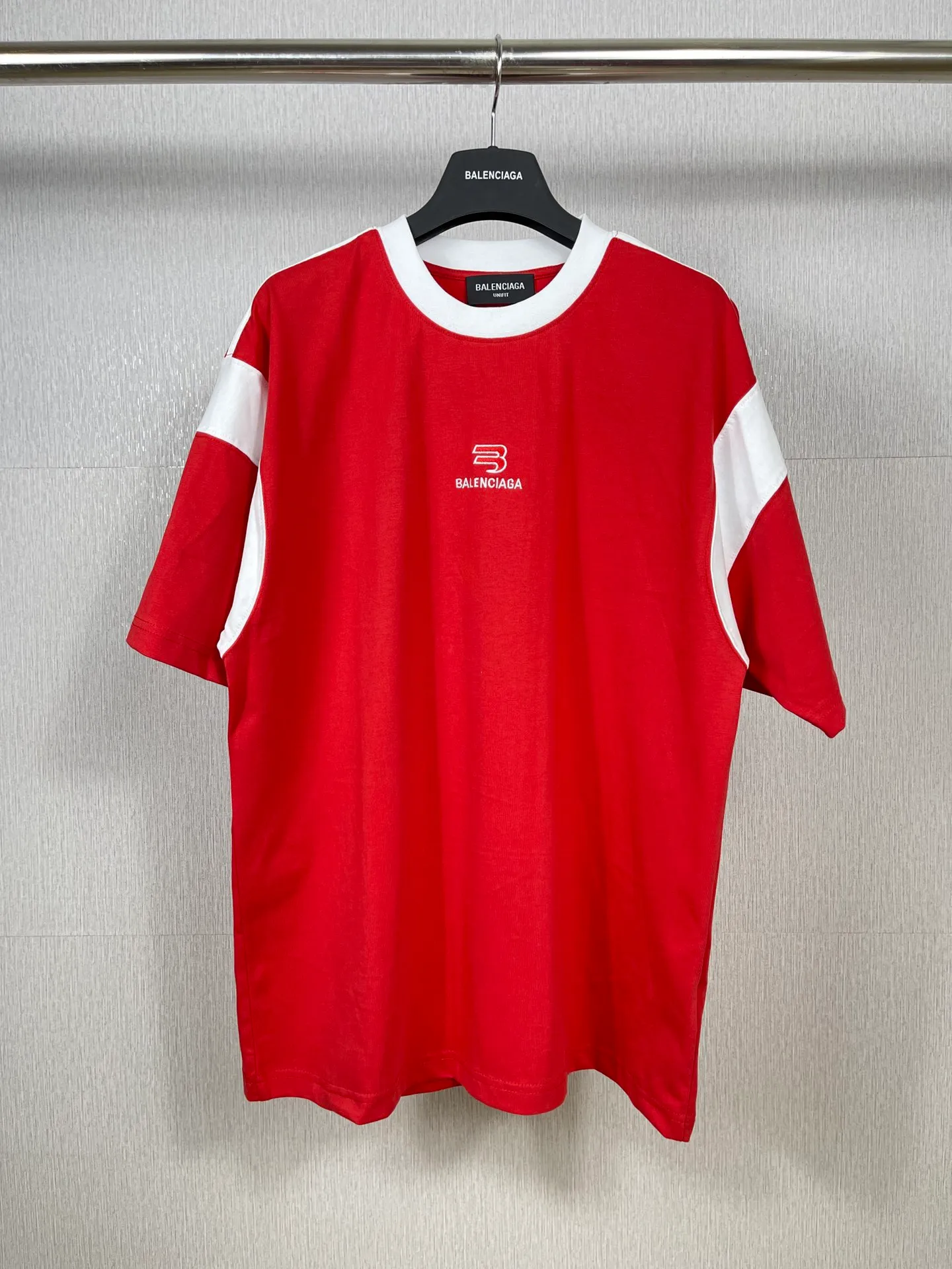 🅿️196 Actual pictures [Top version. Official website quality] BALENCI*GA/Paris #Classic LOGO chest embroidered splicing short-sleeved T-shirt# The fabric is made of Paris ZP custom-woven and dyed cotton double yarn. Weighing 260 grams, the cloth surface is clean. The cloth pattern is clear, soft and comfortable. The threads are dyed with no color difference. The classic pattern embroidery uses imported Tajima embroidery machines, and the letters are three-dimensional and neat. The half-sleeves are multi-piece spliced, double-needle pressed, and hemmed on the shoulders. The process is complex. Different market currencies, welcome to compare. The version adopts OS loose shoulder design. Same style for men and women. Code: BL223021 Color: Black. Red Size: XS to L