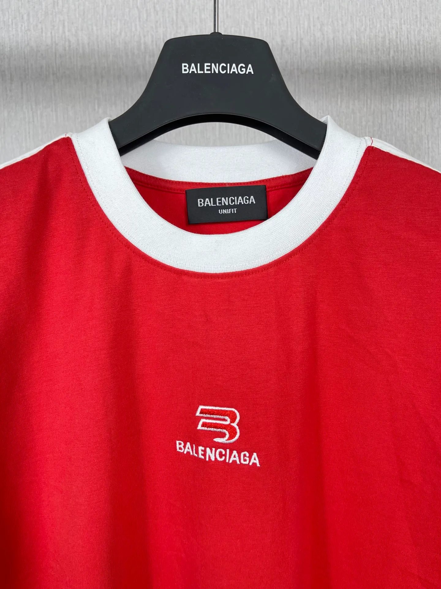 🅿️196 Actual pictures [Top version. Official website quality] BALENCI*GA/Paris #Classic LOGO chest embroidered splicing short-sleeved T-shirt# The fabric is made of Paris ZP custom-woven and dyed cotton double yarn. Weighing 260 grams, the cloth surface is clean. The cloth pattern is clear, soft and comfortable. The threads are dyed with no color difference. The classic pattern embroidery uses imported Tajima embroidery machines, and the letters are three-dimensional and neat. The half-sleeves are multi-piece spliced, double-needle pressed, and hemmed on the shoulders. The process is complex. Different market currencies, welcome to compare. The version adopts OS loose shoulder design. Same style for men and women. Code: BL223021 Color: Black. Red Size: XS to L