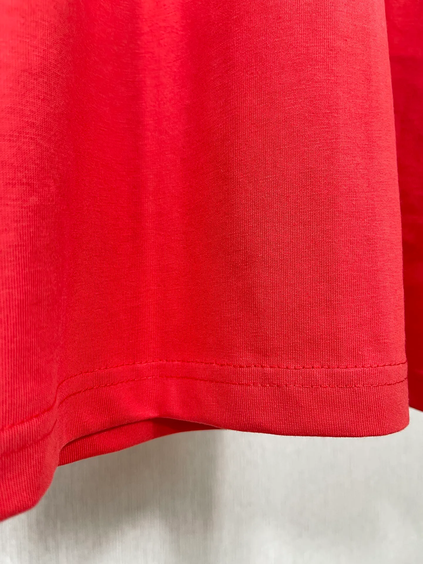 🅿️196 Actual pictures [Top version. Official website quality] BALENCI*GA/Paris #Classic LOGO chest embroidered splicing short-sleeved T-shirt# The fabric is made of Paris ZP custom-woven and dyed cotton double yarn. Weighing 260 grams, the cloth surface is clean. The cloth pattern is clear, soft and comfortable. The threads are dyed with no color difference. The classic pattern embroidery uses imported Tajima embroidery machines, and the letters are three-dimensional and neat. The half-sleeves are multi-piece spliced, double-needle pressed, and hemmed on the shoulders. The process is complex. Different market currencies, welcome to compare. The version adopts OS loose shoulder design. Same style for men and women. Code: BL223021 Color: Black. Red Size: XS to L