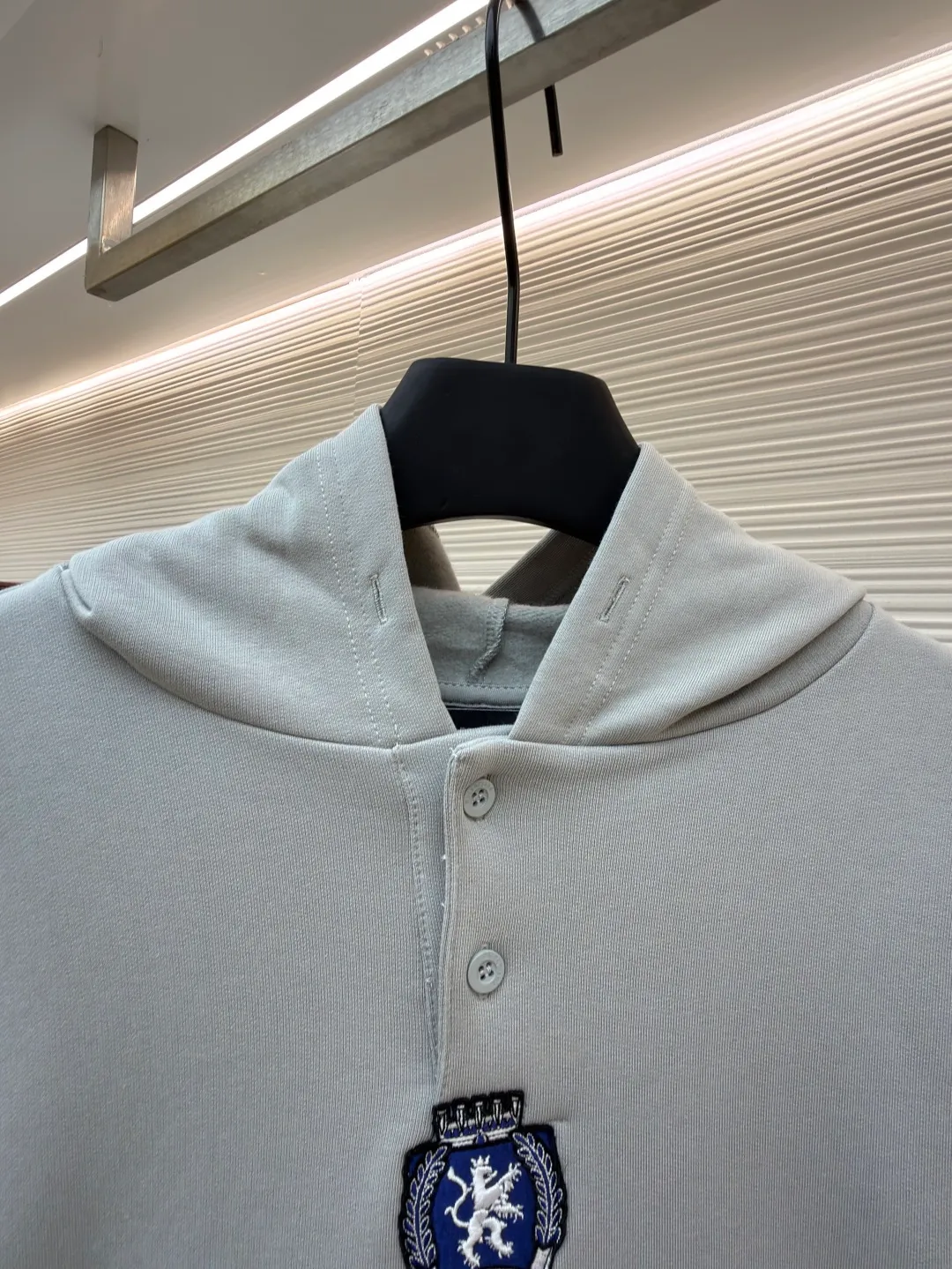 Balenciaga 3B football Polo hoodie ●Original version: purchased and developed by 10767 ●Item number: 1682334-B05 ●Fabric: cotton fabric ●Technology: embroidery applique production ●Color: gray ●Version: loose fit ●Weight: about 885 grams ●Size: XS-S-M-L ●Description: The neckline adopts a half-open button design and is decorated with metal badges to enhance the layered look; the main body of the garment presents the brand logo through three-dimensional foam printing technology, and the grayscale gradient effect enhances the visual texture. The cuffs and hem are edged with contrasting ribbing, which has moderate elasticity and is not easily deformed; a collage label is embedded in the left hem, and the details echo the brand's street style. The partial logo embroidery on the shoulders and cuffs echoes the main pattern. The overall craftsmanship takes into account practical wearability and brand recognition, making it suitable for daily casual or trendy looks. The overall wiring is straight and delicate, the fabric is comfortable and soft, and the color is consistent without color difference. It can be matched with the same style to create a fashionable look and control various occasions. Customized accessories, complete with three standards, same style for men and women!