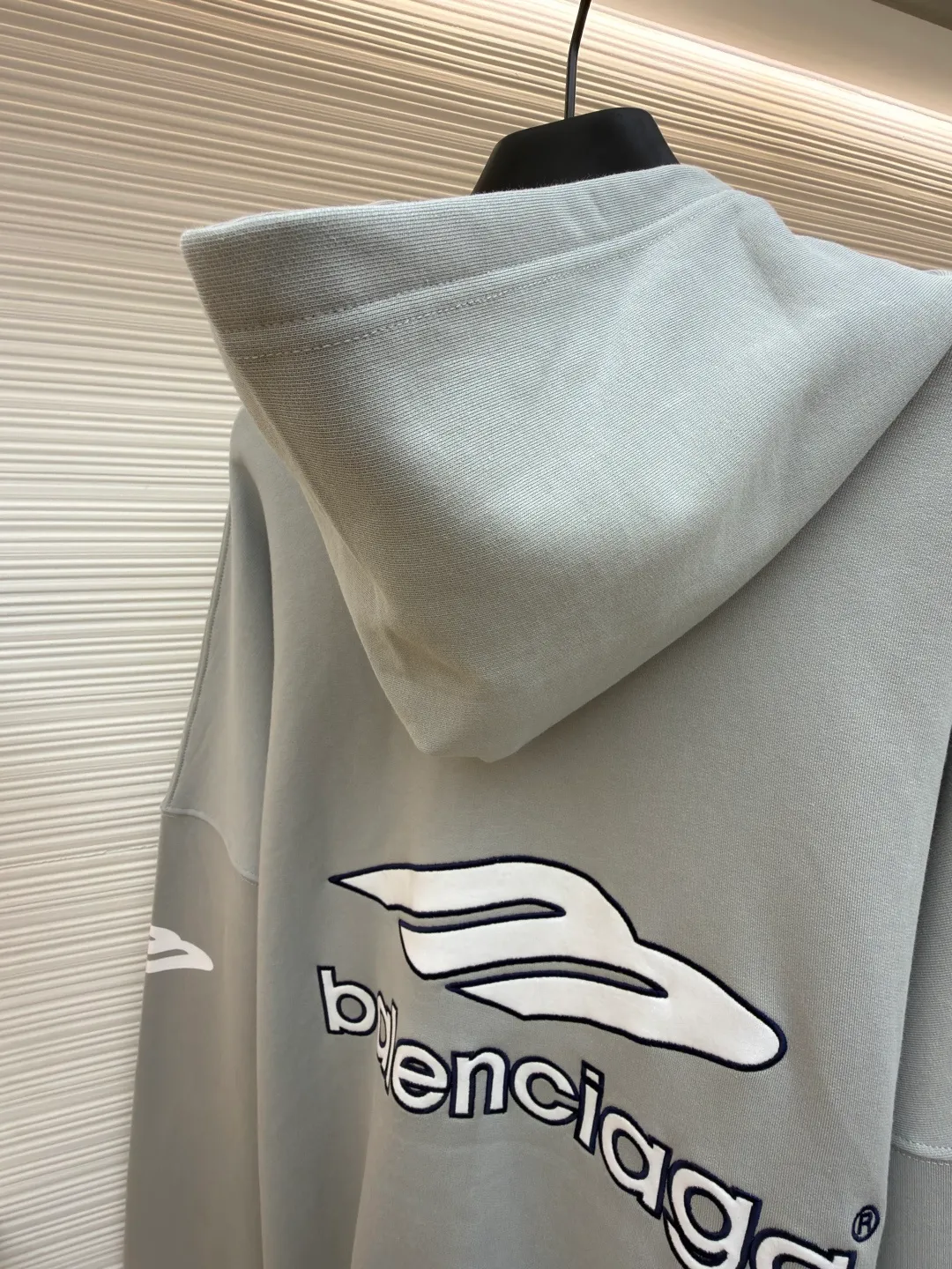 Balenciaga 3B football Polo hoodie ●Original version: purchased and developed by 10767 ●Item number: 1682334-B05 ●Fabric: cotton fabric ●Technology: embroidery applique production ●Color: gray ●Version: loose fit ●Weight: about 885 grams ●Size: XS-S-M-L ●Description: The neckline adopts a half-open button design and is decorated with metal badges to enhance the layered look; the main body of the garment presents the brand logo through three-dimensional foam printing technology, and the grayscale gradient effect enhances the visual texture. The cuffs and hem are edged with contrasting ribbing, which has moderate elasticity and is not easily deformed; a collage label is embedded in the left hem, and the details echo the brand's street style. The partial logo embroidery on the shoulders and cuffs echoes the main pattern. The overall craftsmanship takes into account practical wearability and brand recognition, making it suitable for daily casual or trendy looks. The overall wiring is straight and delicate, the fabric is comfortable and soft, and the color is consistent without color difference. It can be matched with the same style to create a fashionable look and control various occasions. Customized accessories, complete with three standards, same style for men and women!