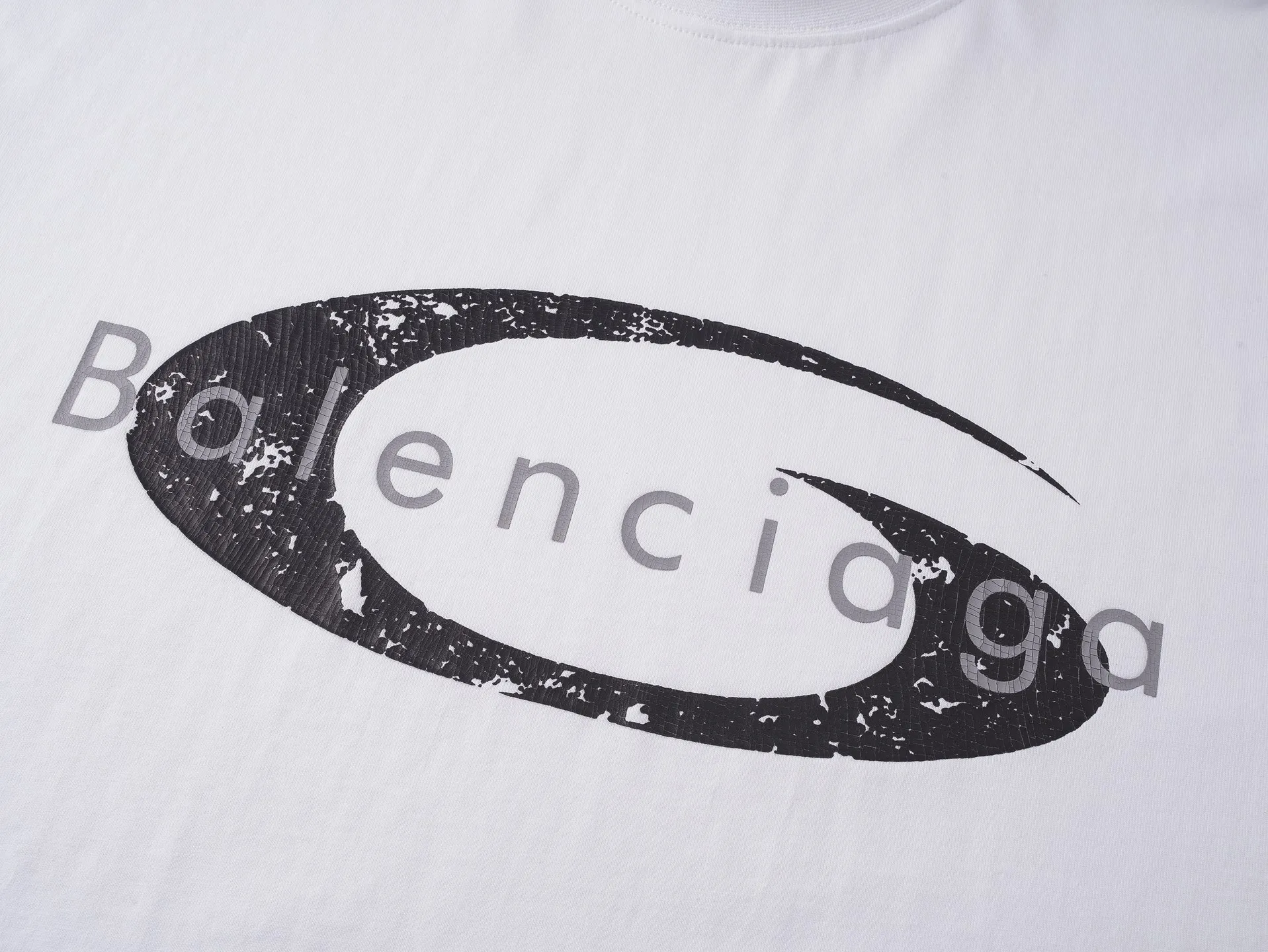 🅿️180 real photos [Top version. Official website quality] BALENCI*GA/Paris.SS25 latest model, Paris micro-label classic LOGO art cracked print short-sleeved T-shirt. Brick cabinet synchronization. Genuine product development at the first time, happy to print and compare! The fabric is made of Paris ZP custom-woven and dyed cotton double yarn. Weighing 260 grams, the cloth surface is clean. The cloth pattern is clear, soft and comfortable. The threads are dyed with no color difference. The printing uses environmentally friendly imported crack printing materials. The letters are clear and the effect is three-dimensional. The version adopts OS loose shoulder design. Same style for men and women. Code: BL253673 Color: black, white Size: XS S M L