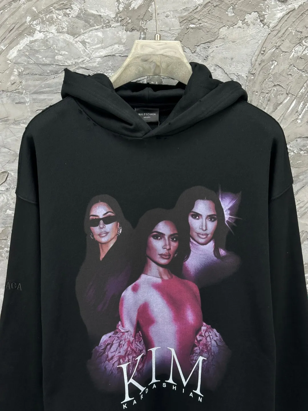 🅿️370 BALENCI*GA Paris Kardashian portrait art style hooded long-sleeved sweatshirt. The front pattern is printed by computer direct printing. The ready-to-wear is washed and worn. Customized matching hardware. The letters are clear. The effect is three-dimensional. Exclusively pattern-woven and dyed 460g fabric. Threads are dyed in the same vat with zero color difference. Brick cabinet synchronization. Welcome to compare. Same style for men and women -Color: Black -SIZE: Xs S M L Style No. 8971#