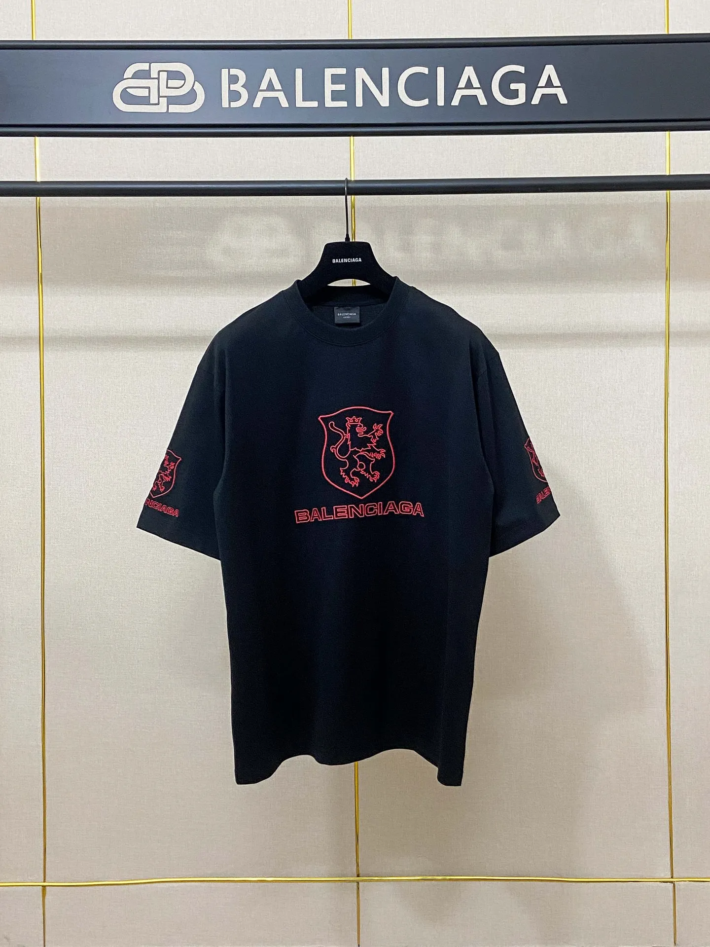 🅿️180 9183# Actual pictures Top version [[BALENCIA*GA] Official website quality Paris new joint LION CLUB letter LOGO embroidered short-sleeved T-shirt OS version Loose off-shoulder Unisex fabric: 260g 100% cotton double yarn Technology: embroidery on the front and rear panels, left and right sleeves Garment washing, shaping, solid color Color: black Size: XS S M L