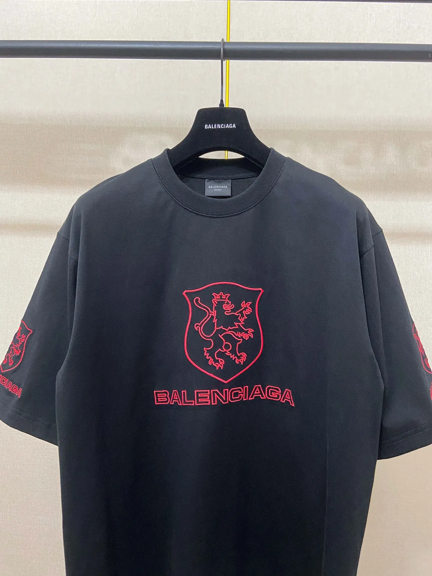 🅿️180 9183# Actual pictures Top version [[BALENCIA*GA] Official website quality Paris new joint LION CLUB letter LOGO embroidered short-sleeved T-shirt OS version Loose off-shoulder Unisex fabric: 260g 100% cotton double yarn Technology: embroidery on the front and rear panels, left and right sleeves Garment washing, shaping, solid color Color: black Size: XS S M L