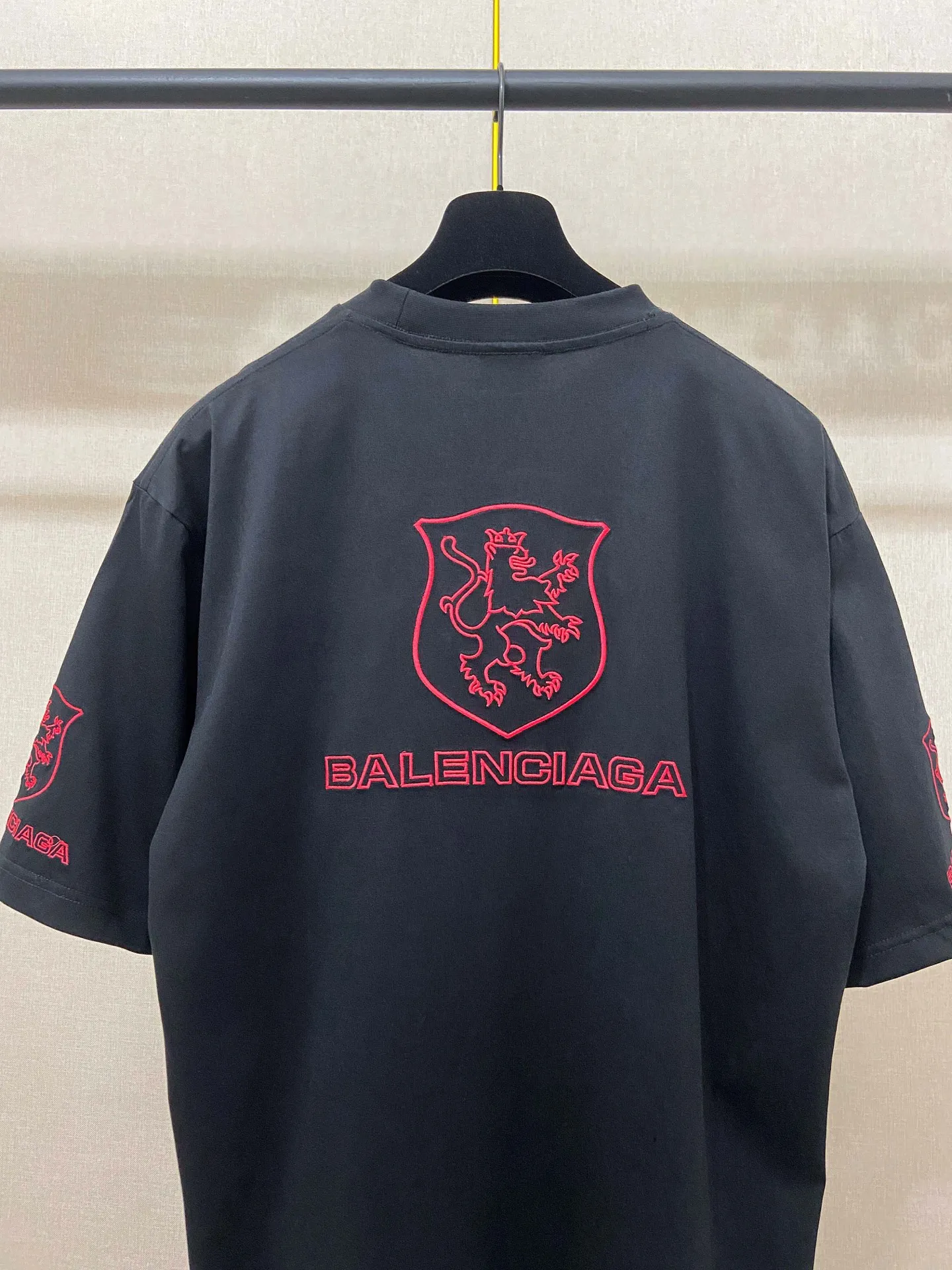 🅿️180 9183# Actual pictures Top version [[BALENCIA*GA] Official website quality Paris new joint LION CLUB letter LOGO embroidered short-sleeved T-shirt OS version Loose off-shoulder Unisex fabric: 260g 100% cotton double yarn Technology: embroidery on the front and rear panels, left and right sleeves Garment washing, shaping, solid color Color: black Size: XS S M L