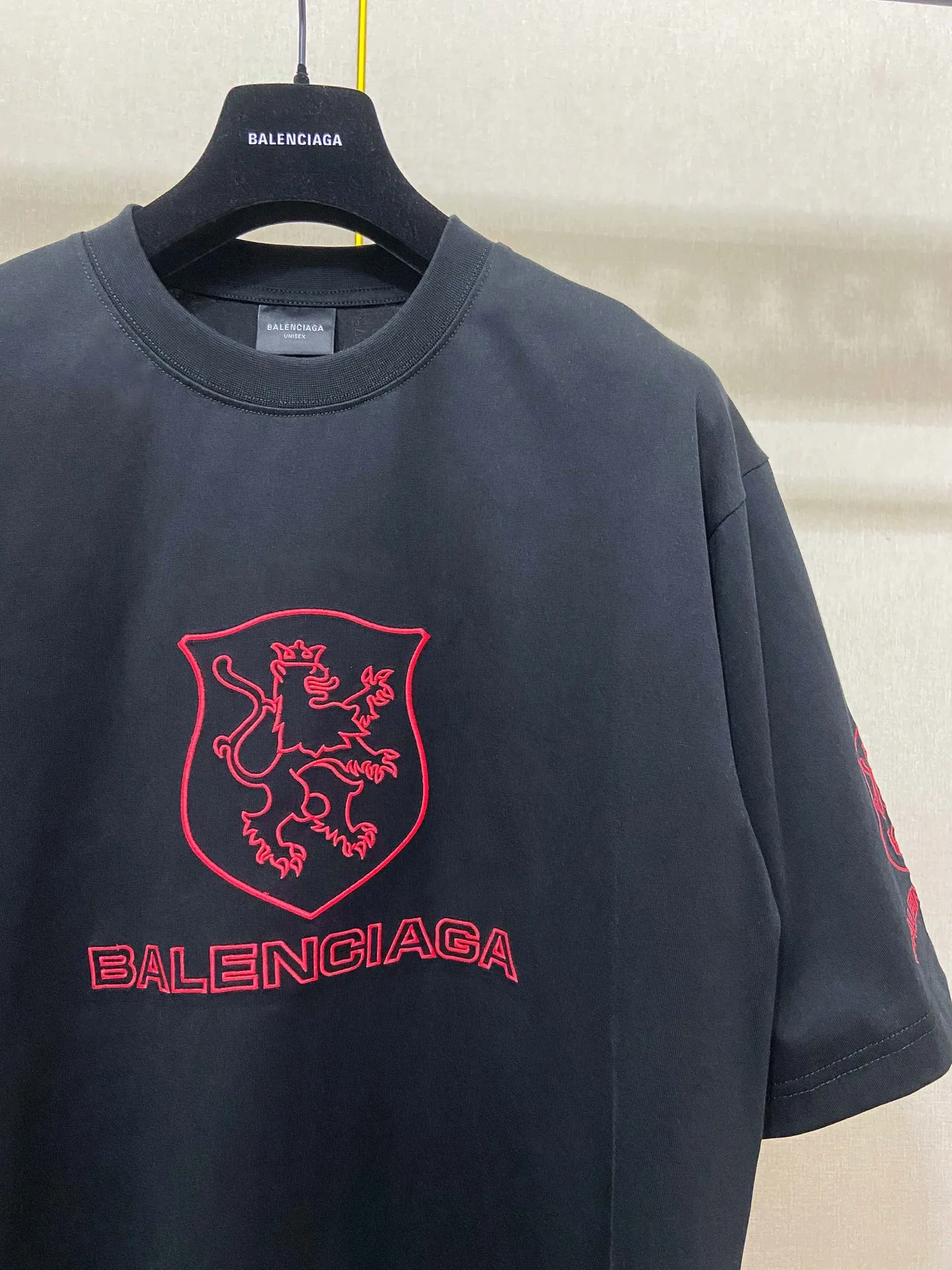 🅿️180 9183# Actual pictures Top version [[BALENCIA*GA] Official website quality Paris new joint LION CLUB letter LOGO embroidered short-sleeved T-shirt OS version Loose off-shoulder Unisex fabric: 260g 100% cotton double yarn Technology: embroidery on the front and rear panels, left and right sleeves Garment washing, shaping, solid color Color: black Size: XS S M L