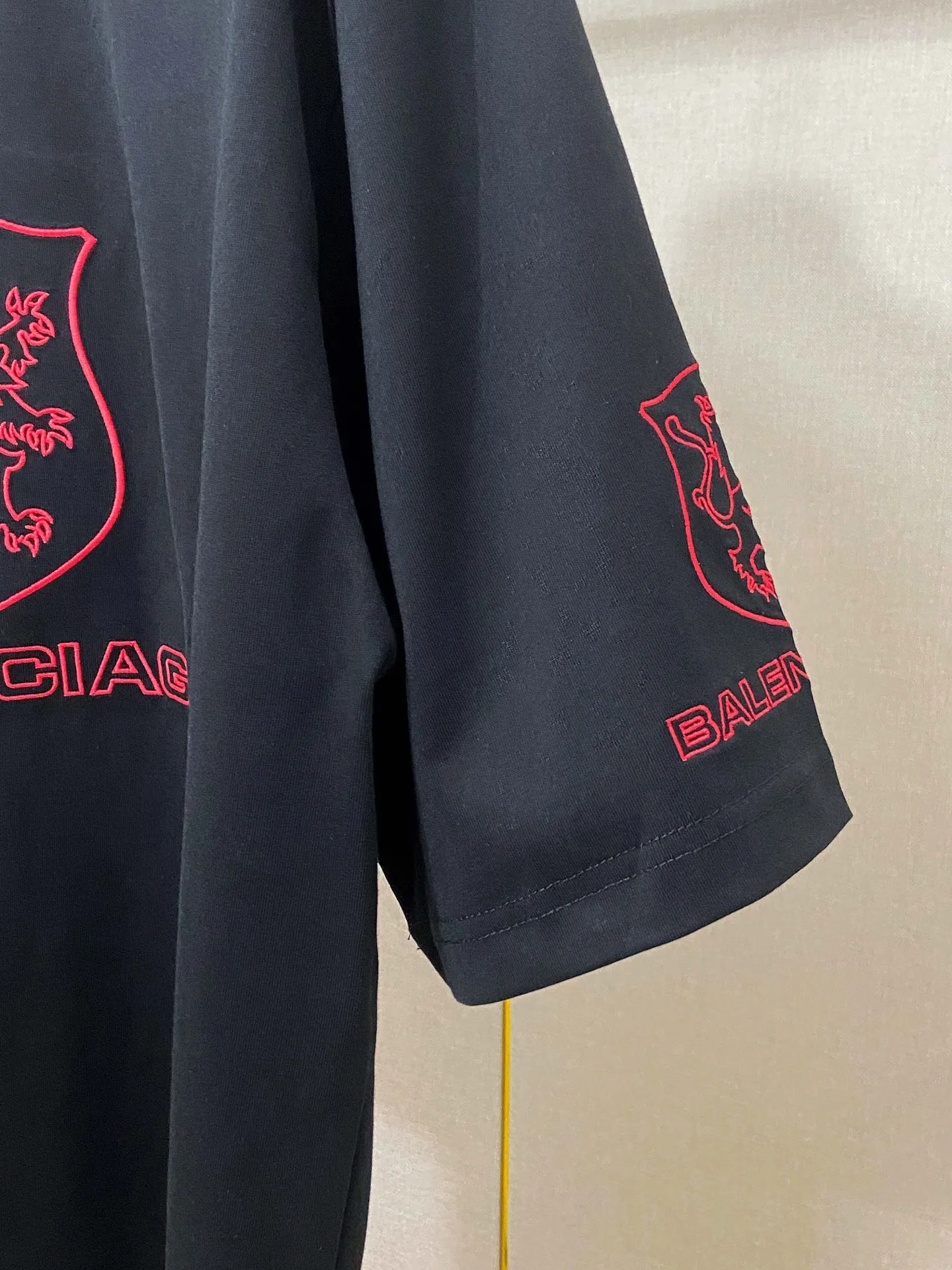 🅿️180 9183# Actual pictures Top version [[BALENCIA*GA] Official website quality Paris new joint LION CLUB letter LOGO embroidered short-sleeved T-shirt OS version Loose off-shoulder Unisex fabric: 260g 100% cotton double yarn Technology: embroidery on the front and rear panels, left and right sleeves Garment washing, shaping, solid color Color: black Size: XS S M L