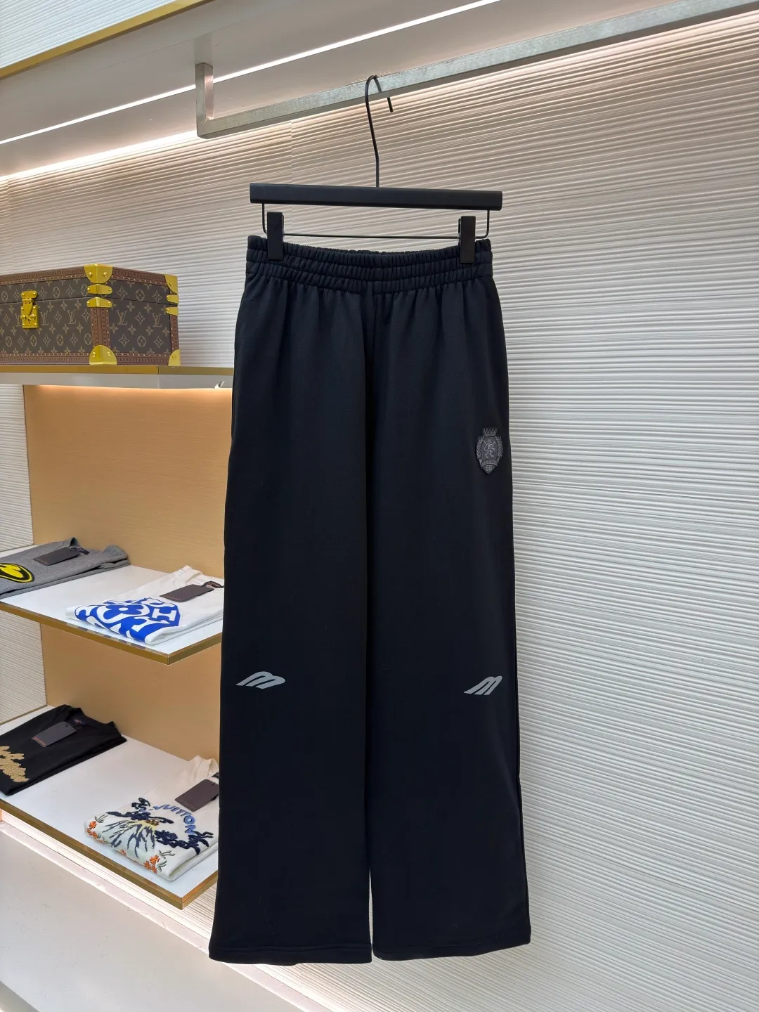 Balenciaga 3B football quick-drying fleece jogging casual pants ●Original version: purchased and developed for 6999 ●Item number: 1682082-A75 ●Fabric: cotton fabric ●Technology: embroidery applique production ●Color: black ●Version: loose fit ●Weight: about 710 grams ●Size: XS-S-M-L ●Description: These black casual pants are made of high-density polyester blended fabric, which has been pre-shrunk and anti-pilling. The fabric has a drapey feel and is breathable, soft to the touch and not easily deformed. The waistband of the trousers is designed with high-elastic elastic drawstrings and encrypted stitching technology to ensure that it is not easy to stretch and loosen, and can fit different waist and body shapes. The badge pattern on the left side of the trousers adopts matte hot stamping process. After high-temperature lamination, the pattern is firm and does not fall off, and has a delicate texture. The reflective logo on the trouser legs is produced by heat transfer printing technology. The reflective effect is clear at night and is washable. The overall cut is a wide-leg version, the side seams are double-stitched with a flat machine, and the trouser legs are overlocked. Each seam is evenly spaced. The details demonstrate exquisite clothing craftsmanship, taking into account both wearing comfort and structural stability. The overall wiring is straight and delicate, the fabric is comfortable and soft, and the color is consistent without color difference. It can be matched with the same style to create a fashionable look and control various occasions. Customized accessories, complete with three standards, same style for men and women!