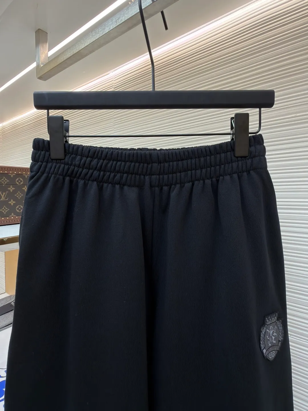 Balenciaga 3B football quick-drying fleece jogging casual pants ●Original version: purchased and developed for 6999 ●Item number: 1682082-A75 ●Fabric: cotton fabric ●Technology: embroidery applique production ●Color: black ●Version: loose fit ●Weight: about 710 grams ●Size: XS-S-M-L ●Description: These black casual pants are made of high-density polyester blended fabric, which has been pre-shrunk and anti-pilling. The fabric has a drapey feel and is breathable, soft to the touch and not easily deformed. The waistband of the trousers is designed with high-elastic elastic drawstrings and encrypted stitching technology to ensure that it is not easy to stretch and loosen, and can fit different waist and body shapes. The badge pattern on the left side of the trousers adopts matte hot stamping process. After high-temperature lamination, the pattern is firm and does not fall off, and has a delicate texture. The reflective logo on the trouser legs is produced by heat transfer printing technology. The reflective effect is clear at night and is washable. The overall cut is a wide-leg version, the side seams are double-stitched with a flat machine, and the trouser legs are overlocked. Each seam is evenly spaced. The details demonstrate exquisite clothing craftsmanship, taking into account both wearing comfort and structural stability. The overall wiring is straight and delicate, the fabric is comfortable and soft, and the color is consistent without color difference. It can be matched with the same style to create a fashionable look and control various occasions. Customized accessories, complete with three standards, same style for men and women!
