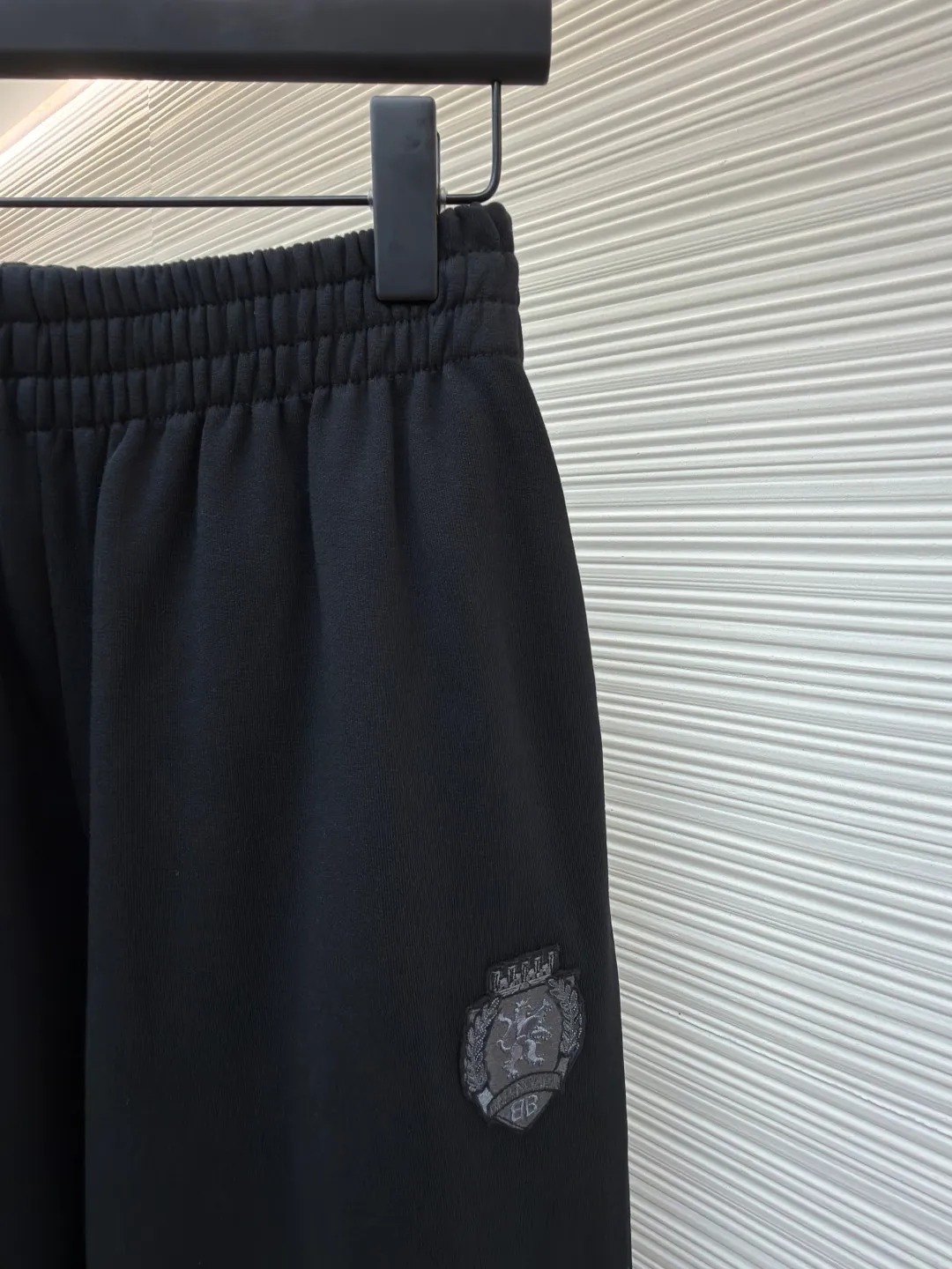 Balenciaga 3B football quick-drying fleece jogging casual pants ●Original version: purchased and developed for 6999 ●Item number: 1682082-A75 ●Fabric: cotton fabric ●Technology: embroidery applique production ●Color: black ●Version: loose fit ●Weight: about 710 grams ●Size: XS-S-M-L ●Description: These black casual pants are made of high-density polyester blended fabric, which has been pre-shrunk and anti-pilling. The fabric has a drapey feel and is breathable, soft to the touch and not easily deformed. The waistband of the trousers is designed with high-elastic elastic drawstrings and encrypted stitching technology to ensure that it is not easy to stretch and loosen, and can fit different waist and body shapes. The badge pattern on the left side of the trousers adopts matte hot stamping process. After high-temperature lamination, the pattern is firm and does not fall off, and has a delicate texture. The reflective logo on the trouser legs is produced by heat transfer printing technology. The reflective effect is clear at night and is washable. The overall cut is a wide-leg version, the side seams are double-stitched with a flat machine, and the trouser legs are overlocked. Each seam is evenly spaced. The details demonstrate exquisite clothing craftsmanship, taking into account both wearing comfort and structural stability. The overall wiring is straight and delicate, the fabric is comfortable and soft, and the color is consistent without color difference. It can be matched with the same style to create a fashionable look and control various occasions. Customized accessories, complete with three standards, same style for men and women!