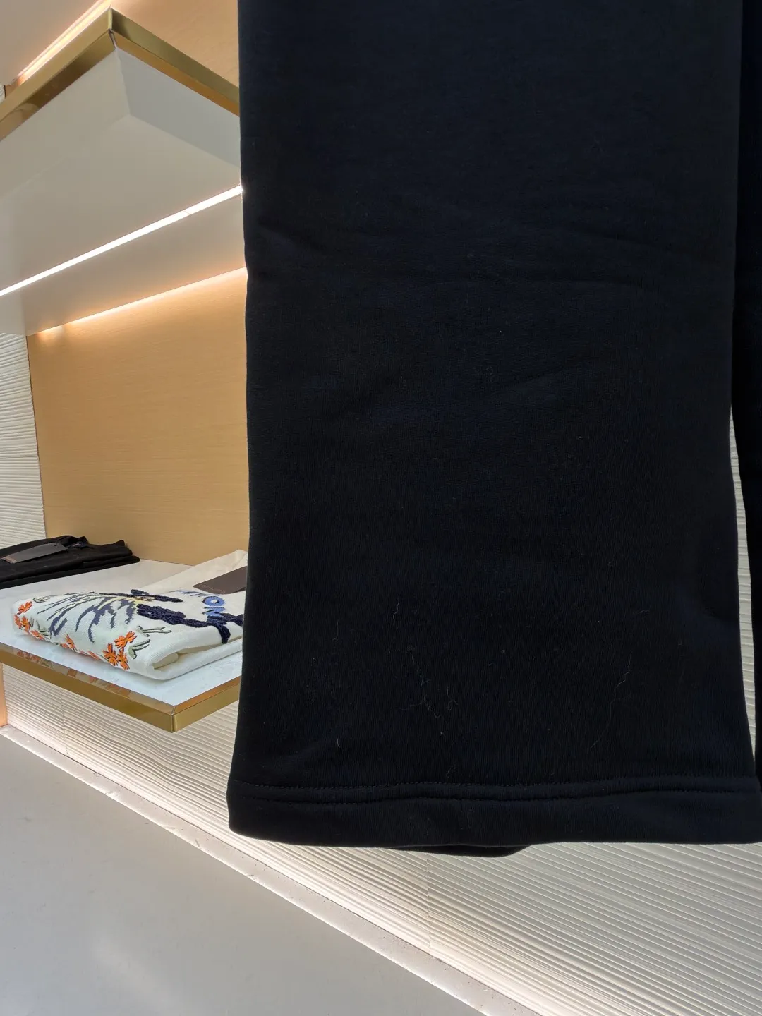 Balenciaga 3B football quick-drying fleece jogging casual pants ●Original version: purchased and developed for 6999 ●Item number: 1682082-A75 ●Fabric: cotton fabric ●Technology: embroidery applique production ●Color: black ●Version: loose fit ●Weight: about 710 grams ●Size: XS-S-M-L ●Description: These black casual pants are made of high-density polyester blended fabric, which has been pre-shrunk and anti-pilling. The fabric has a drapey feel and is breathable, soft to the touch and not easily deformed. The waistband of the trousers is designed with high-elastic elastic drawstrings and encrypted stitching technology to ensure that it is not easy to stretch and loosen, and can fit different waist and body shapes. The badge pattern on the left side of the trousers adopts matte hot stamping process. After high-temperature lamination, the pattern is firm and does not fall off, and has a delicate texture. The reflective logo on the trouser legs is produced by heat transfer printing technology. The reflective effect is clear at night and is washable. The overall cut is a wide-leg version, the side seams are double-stitched with a flat machine, and the trouser legs are overlocked. Each seam is evenly spaced. The details demonstrate exquisite clothing craftsmanship, taking into account both wearing comfort and structural stability. The overall wiring is straight and delicate, the fabric is comfortable and soft, and the color is consistent without color difference. It can be matched with the same style to create a fashionable look and control various occasions. Customized accessories, complete with three standards, same style for men and women!