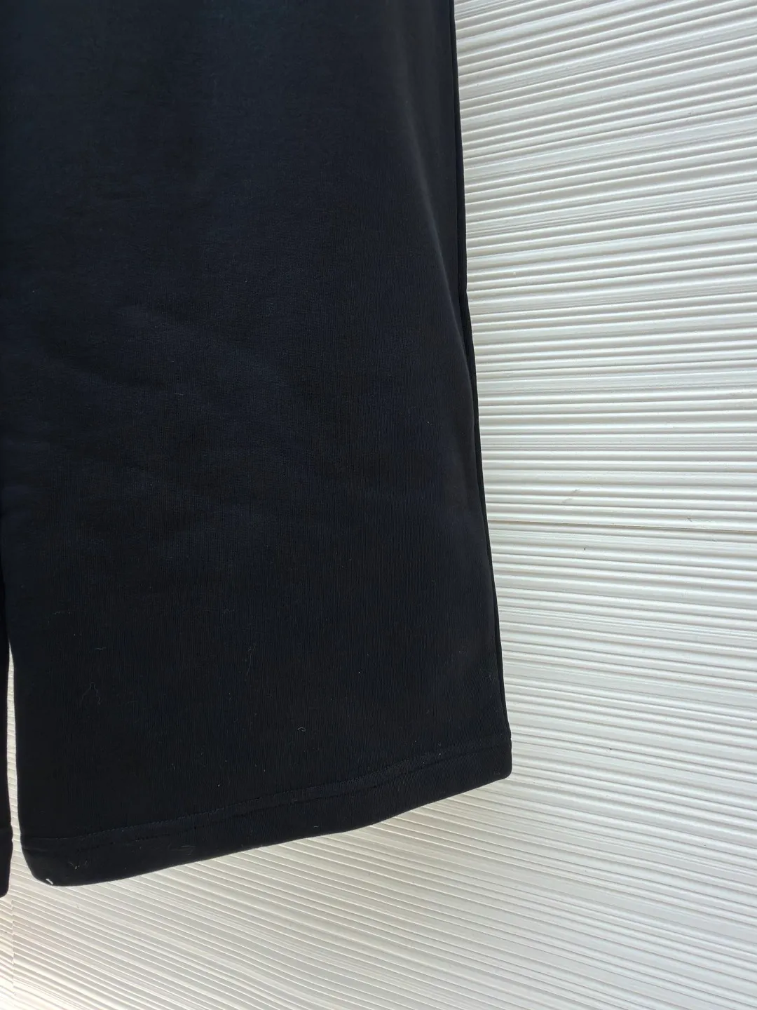 Balenciaga 3B football quick-drying fleece jogging casual pants ●Original version: purchased and developed for 6999 ●Item number: 1682082-A75 ●Fabric: cotton fabric ●Technology: embroidery applique production ●Color: black ●Version: loose fit ●Weight: about 710 grams ●Size: XS-S-M-L ●Description: These black casual pants are made of high-density polyester blended fabric, which has been pre-shrunk and anti-pilling. The fabric has a drapey feel and is breathable, soft to the touch and not easily deformed. The waistband of the trousers is designed with high-elastic elastic drawstrings and encrypted stitching technology to ensure that it is not easy to stretch and loosen, and can fit different waist and body shapes. The badge pattern on the left side of the trousers adopts matte hot stamping process. After high-temperature lamination, the pattern is firm and does not fall off, and has a delicate texture. The reflective logo on the trouser legs is produced by heat transfer printing technology. The reflective effect is clear at night and is washable. The overall cut is a wide-leg version, the side seams are double-stitched with a flat machine, and the trouser legs are overlocked. Each seam is evenly spaced. The details demonstrate exquisite clothing craftsmanship, taking into account both wearing comfort and structural stability. The overall wiring is straight and delicate, the fabric is comfortable and soft, and the color is consistent without color difference. It can be matched with the same style to create a fashionable look and control various occasions. Customized accessories, complete with three standards, same style for men and women!