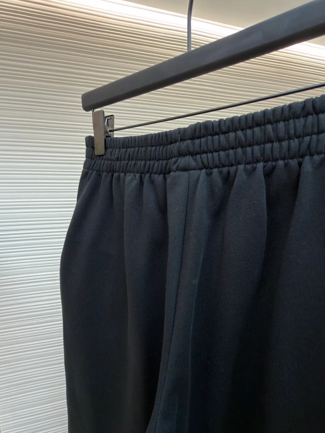 Balenciaga 3B football quick-drying fleece jogging casual pants ●Original version: purchased and developed for 6999 ●Item number: 1682082-A75 ●Fabric: cotton fabric ●Technology: embroidery applique production ●Color: black ●Version: loose fit ●Weight: about 710 grams ●Size: XS-S-M-L ●Description: These black casual pants are made of high-density polyester blended fabric, which has been pre-shrunk and anti-pilling. The fabric has a drapey feel and is breathable, soft to the touch and not easily deformed. The waistband of the trousers is designed with high-elastic elastic drawstrings and encrypted stitching technology to ensure that it is not easy to stretch and loosen, and can fit different waist and body shapes. The badge pattern on the left side of the trousers adopts matte hot stamping process. After high-temperature lamination, the pattern is firm and does not fall off, and has a delicate texture. The reflective logo on the trouser legs is produced by heat transfer printing technology. The reflective effect is clear at night and is washable. The overall cut is a wide-leg version, the side seams are double-stitched with a flat machine, and the trouser legs are overlocked. Each seam is evenly spaced. The details demonstrate exquisite clothing craftsmanship, taking into account both wearing comfort and structural stability. The overall wiring is straight and delicate, the fabric is comfortable and soft, and the color is consistent without color difference. It can be matched with the same style to create a fashionable look and control various occasions. Customized accessories, complete with three standards, same style for men and women!