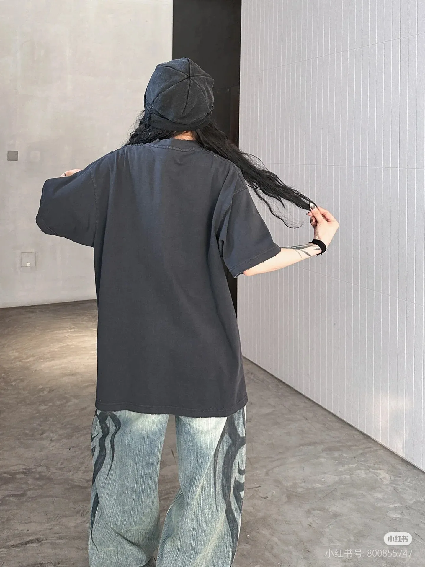 ♻️💯Upper body reference model picture❤️Top version BALENCIAGA/Paris. 2025 new dissolving letters. Brick cabinet synchronization. Genuine product developed at the first time, happy to print and compare! The fabric is made of Paris ZP custom-woven and dyed cotton with double yarn. Weighing 260 grams, the cloth surface is clean. The cloth pattern is clear, soft and comfortable. The threads are dyed with no color difference. The embroidery uses imported Tajima embroidery machines. The letters are clear and the effect is three-dimensional. The entire garment is worn and distressed. The version adopts OS loose shoulder design. Same style for men and women. Color: black. White. Size: XS S M L P: 290